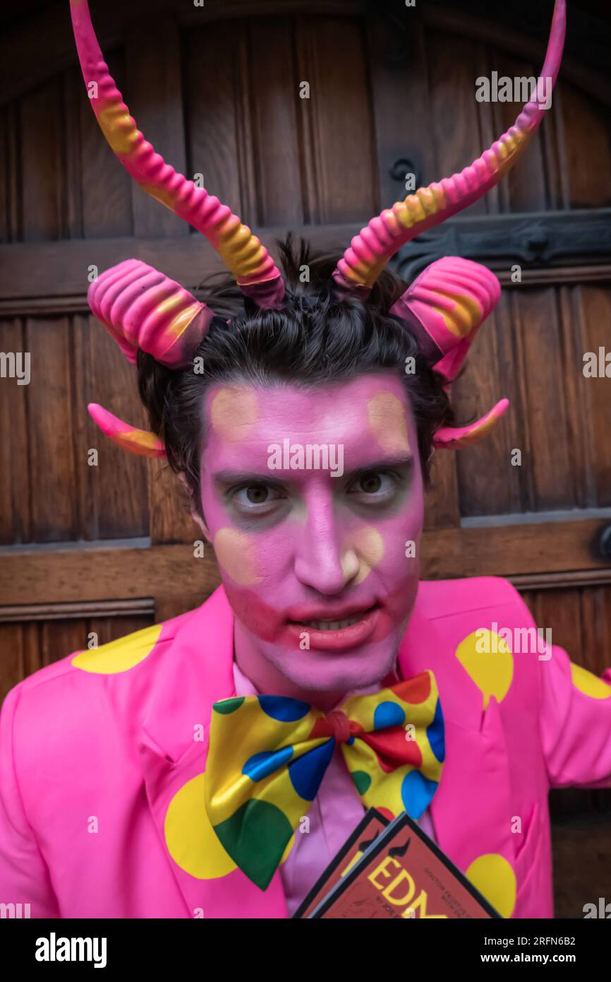 Edimburgo, Scozia, Regno Unito. 4 agosto 2023. Un artista del Royal Mile che promuove lo spettacolo Edmonds di Joe Feeney, il Dottor Faustus entra comicamente in collisione con Deal or No Deal, al Pleasance Courtyard durante l'Edinburgh Fringe Festival. Credito: SKULLY/Alamy Live News Foto Stock