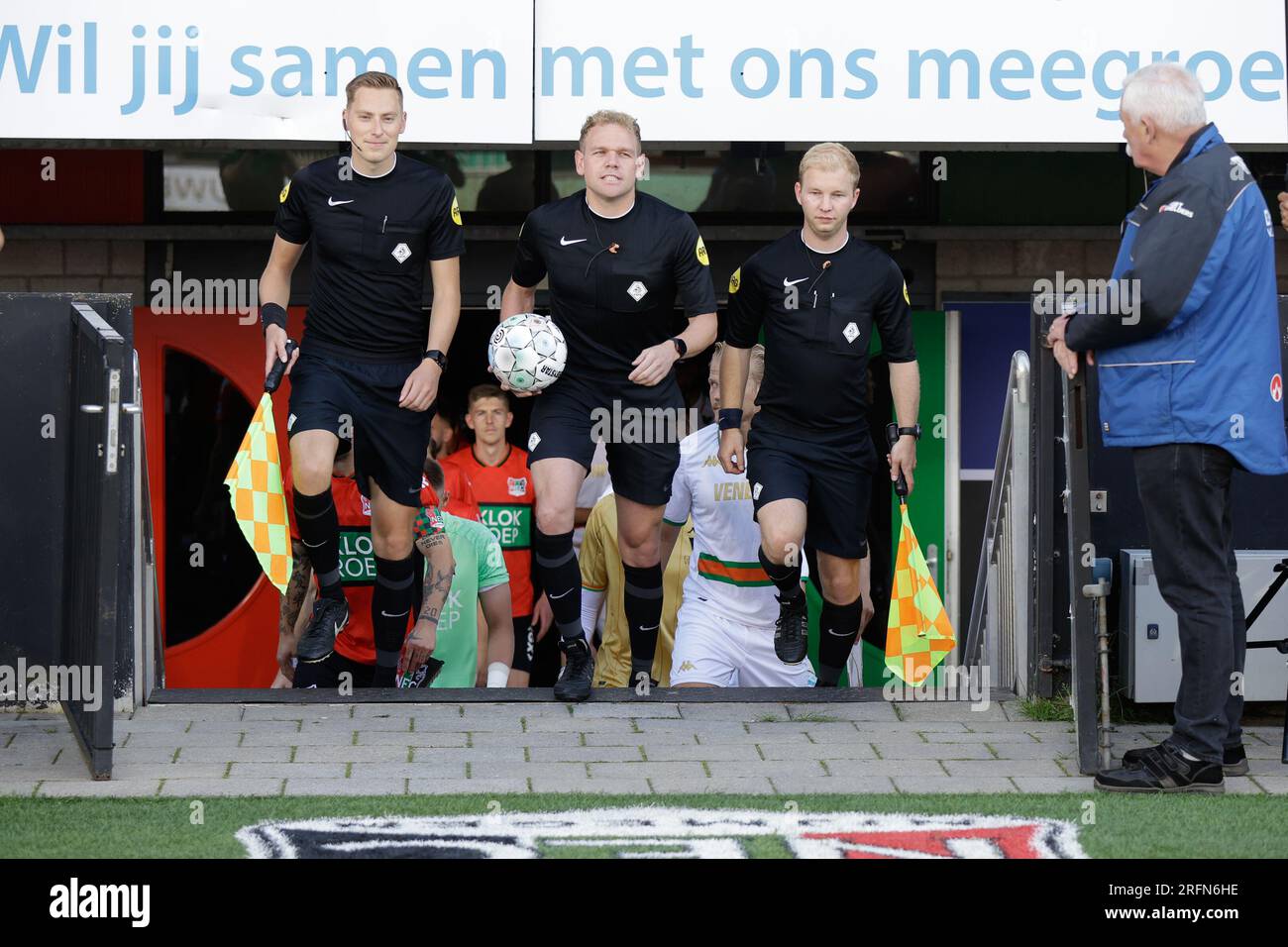 Nijmegen, Paesi Bassi. 4 agosto 2023. NIJMEGEN, PAESI BASSI - 4 AGOSTO: Assistente arbitro M. Ribbing, arbitro Alex Bos, D. Kempinga che entra in campo durante l'amichevole pre-stagionale tra NEC Nijmegen e Venezia FC allo Stadion De Goffert il 4 agosto 2023 a Nijmegen, Paesi Bassi (foto di Broer van den Boom/Orange Pictures) credito: Orange Pics BV/Alamy Live News Foto Stock