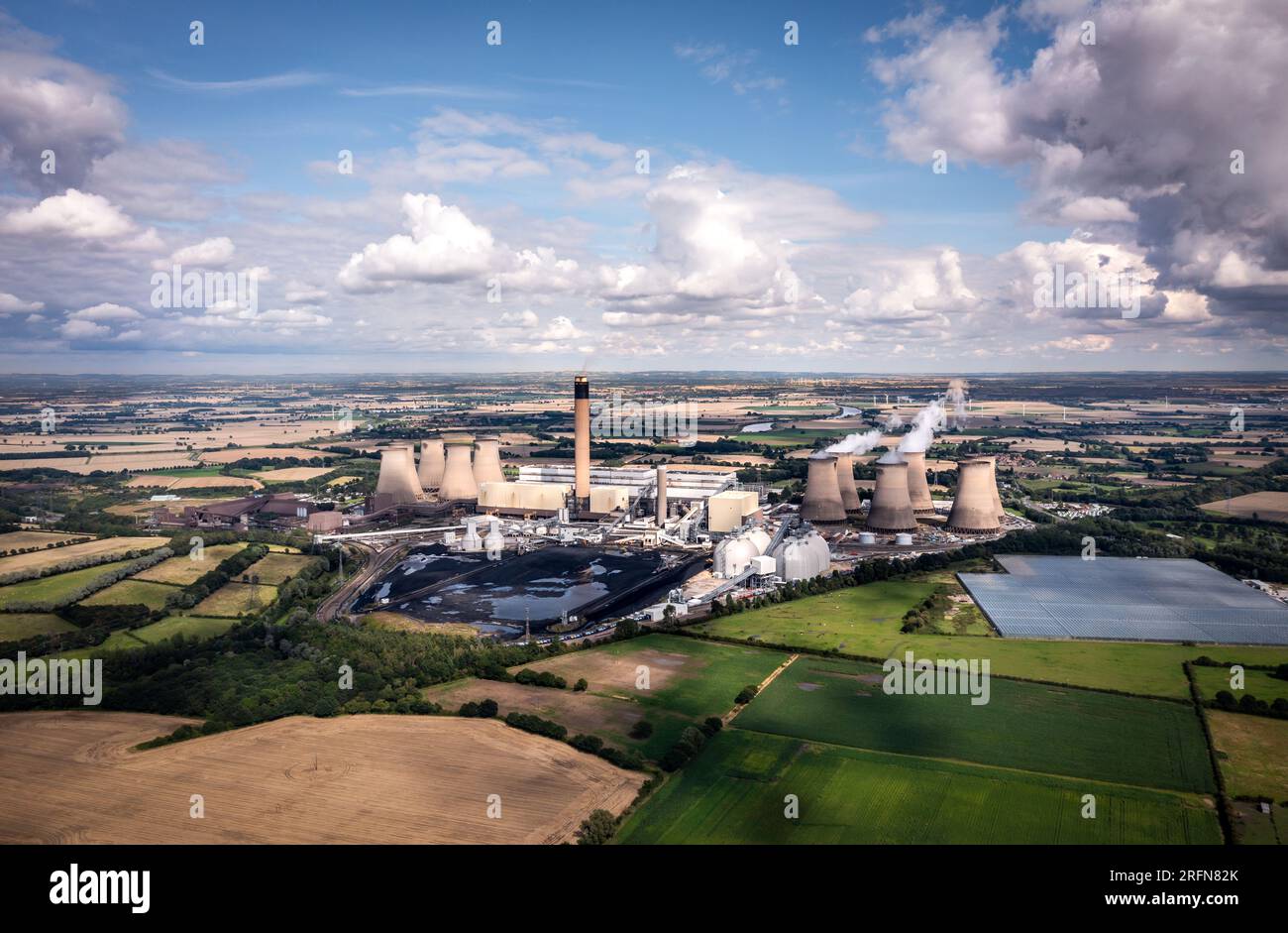 CENTRALE ELETTRICA DRAX, SELBY, NORTH YORKSHIRE, REGNO UNITO - 3 AGOSTO 2023. Vista panoramica aerea della centrale elettrica di Drax con camini fumosi e torri di raffreddamento Foto Stock