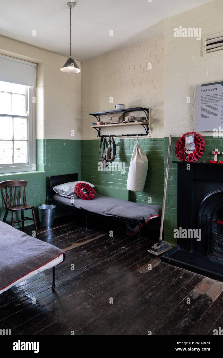 FALMOUTH, CORNOVAGLIA, REGNO UNITO - 5 LUGLIO 2023. Il letto e lo spazio personale di un soldato militare britannico della seconda guerra mondiale in un museo militare con giorno della memoria p Foto Stock