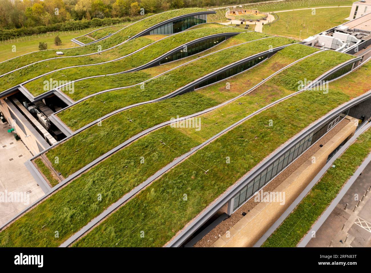 Vista aerea dell'ampio tetto verde di fiori selvatici o del tetto vivente sul tetto zero netto di un edificio verde di proprietà di un'azienda responsabile Foto Stock