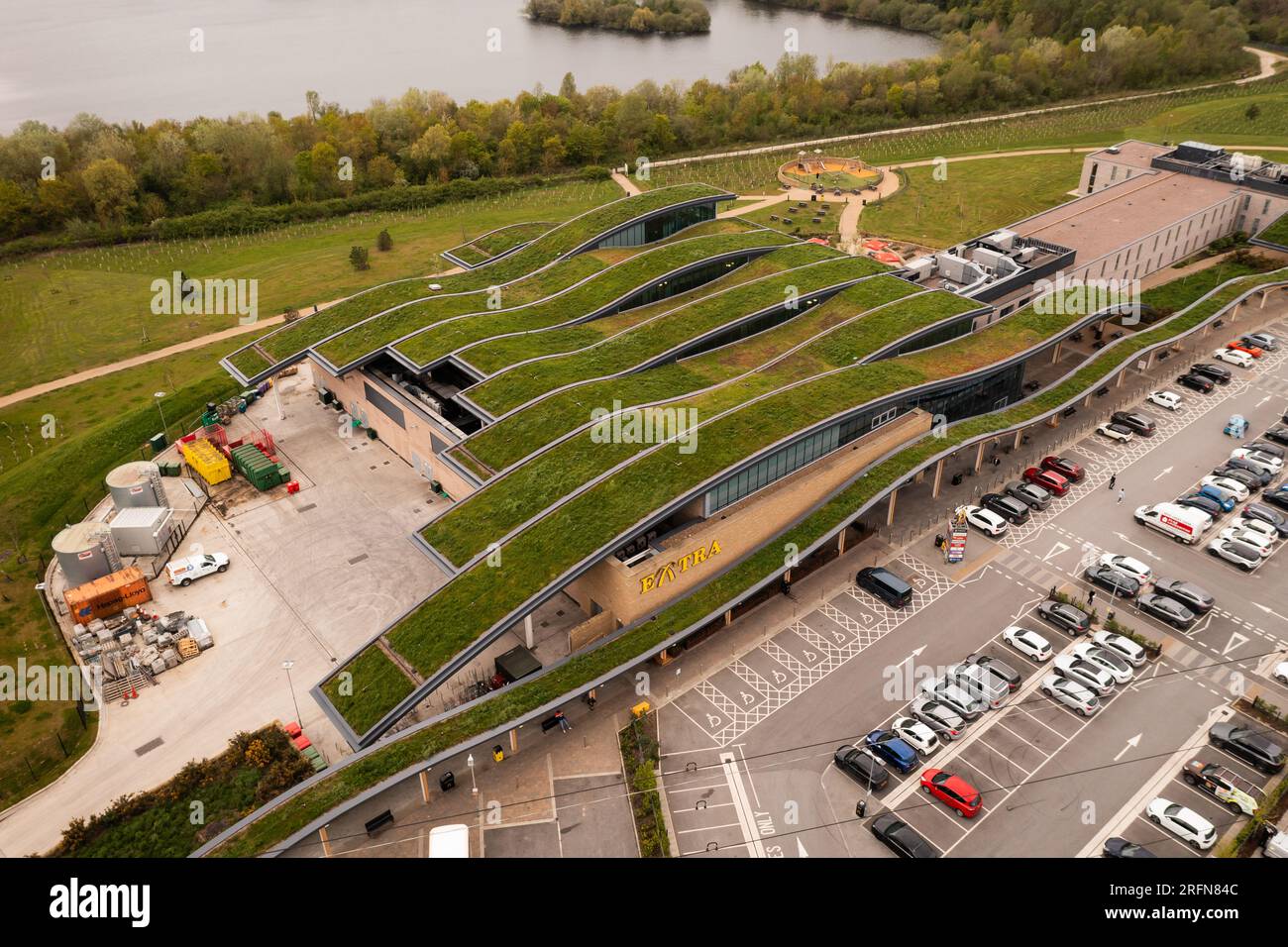STAZIONE DI SERVIZIO SKELTON LAKE, LEEDS, REGNO UNITO - 4 MAGGIO 2023. Vista aerea dell'esteso verde di fiori selvatici o del tetto vivente presso il servizio autostradale di Skelton Lake Foto Stock