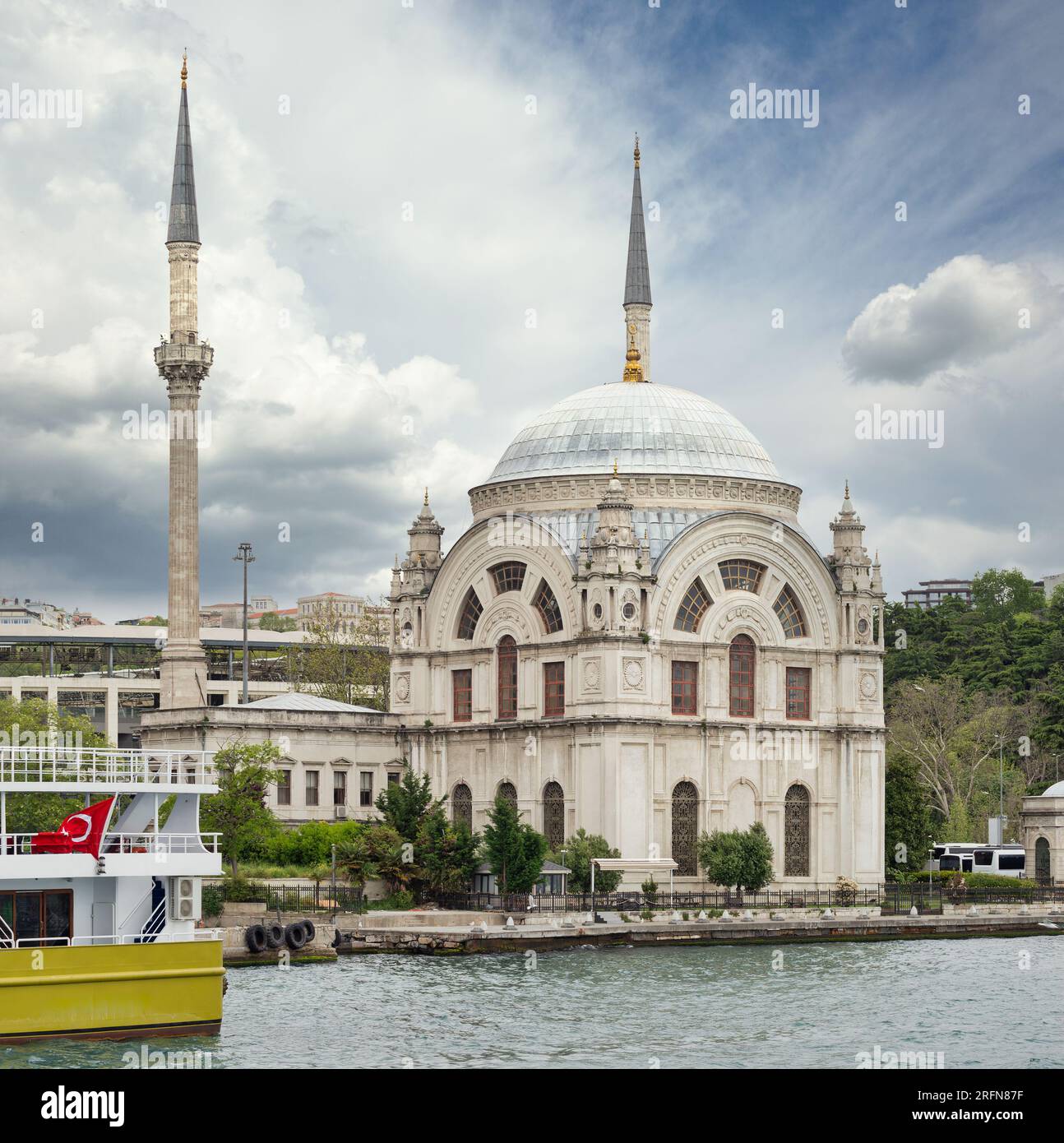 Vista dallo stretto del Bosforo che si affaccia sulla moschea di Dolmabahce in stile barocco, situata sul lungomare di Kabatas, nel quartiere di Beyoglu, Istanbul, Turchia Foto Stock