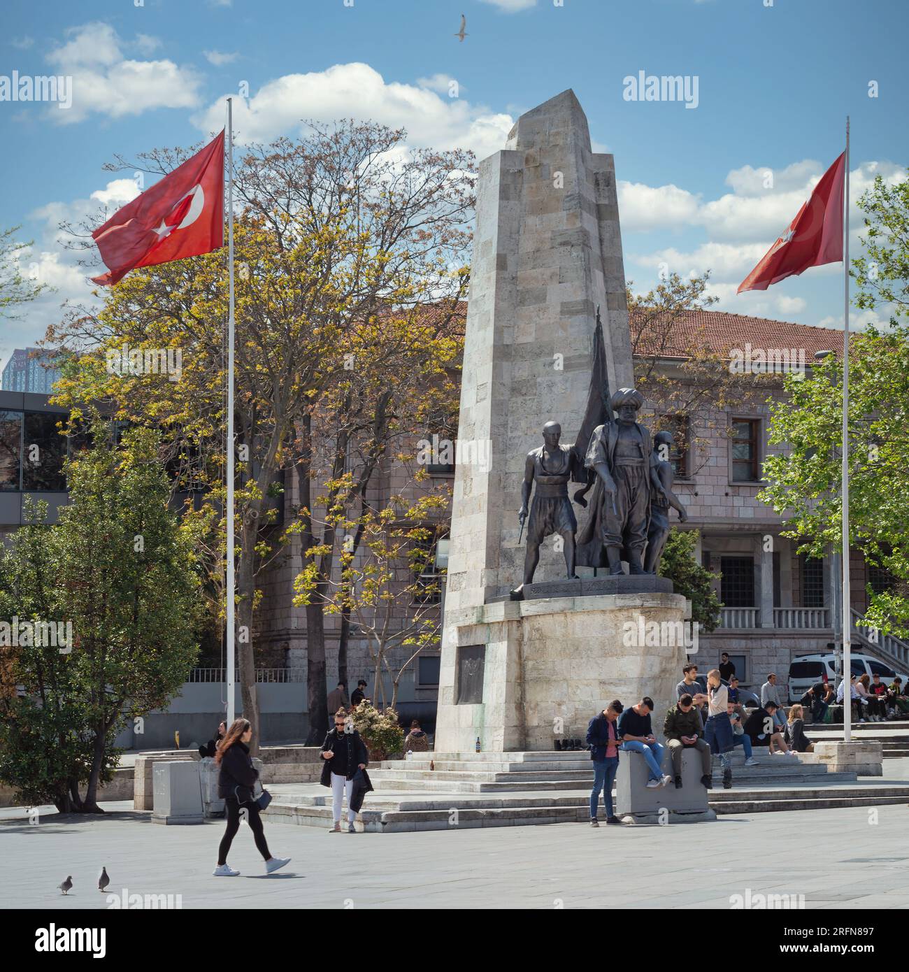 Istanbul, Turchia - 7 maggio 2023: Monumento Barbaros in Piazza Barbaros, quartiere di Besiktas. Il monumento è una grande statua in bronzo di Barbaros Hayreddin Pasha, un famoso ammiraglio ottomano Foto Stock