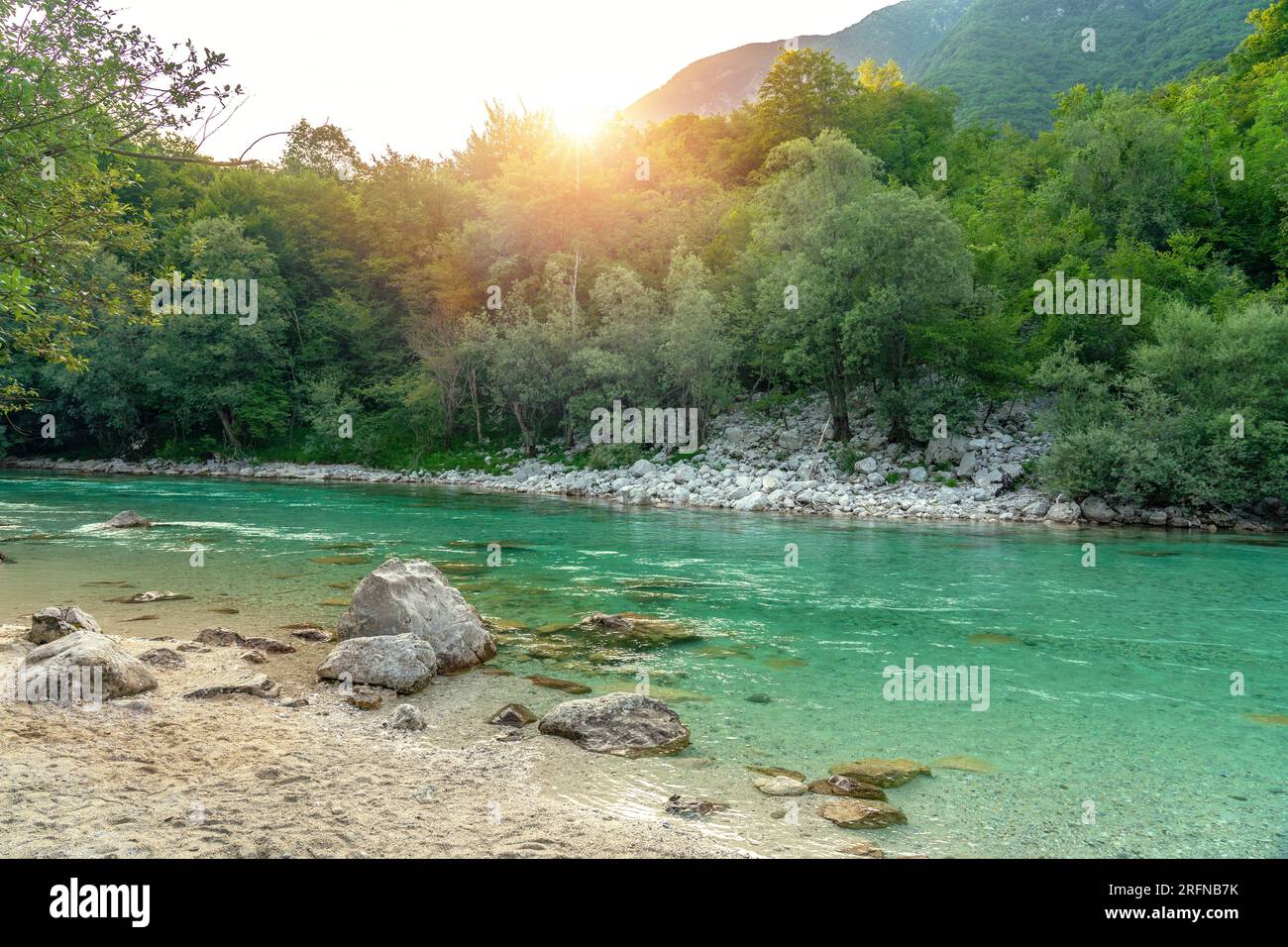 Fiume Soca dalle acque turchesi cristalline in Slovenia, vicino a Kobarid e Bovec, famoso per le attività sportive di rafting e kayak Foto Stock
