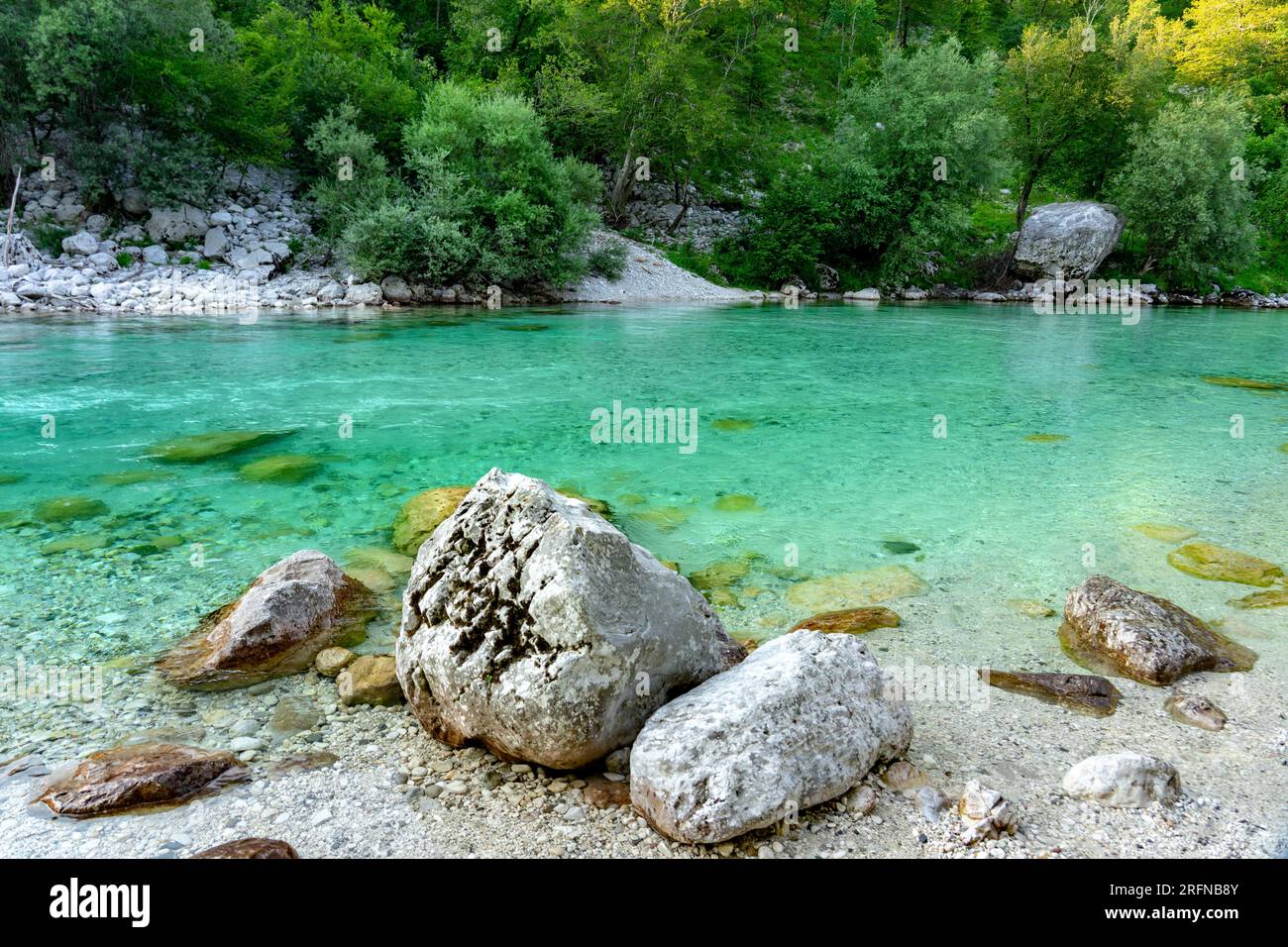 Fiume Soca dalle acque turchesi cristalline in Slovenia, vicino a Kobarid e Bovec, famoso per le attività sportive di rafting e kayak Foto Stock