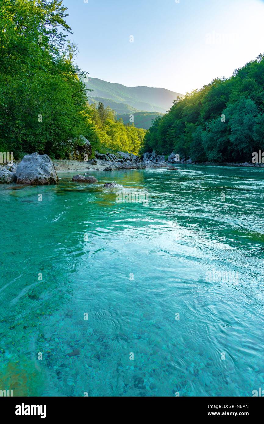 Fiume Soca dalle acque turchesi cristalline in Slovenia, vicino a Kobarid e Bovec, famoso per le attività sportive di rafting e kayak Foto Stock