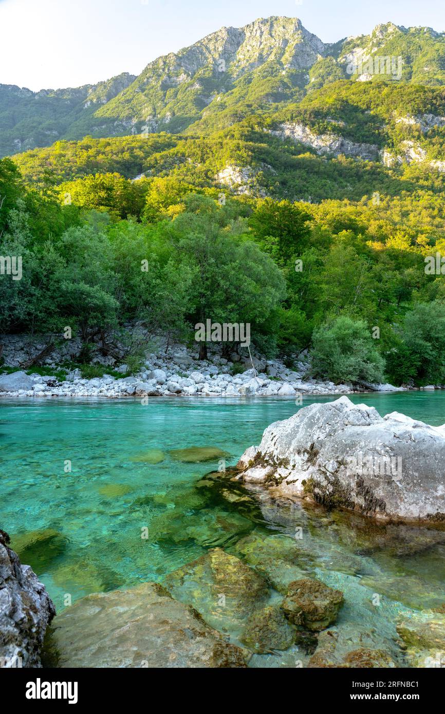 Fiume Soca dalle acque turchesi cristalline in Slovenia, vicino a Kobarid e Bovec, famoso per le attività sportive di rafting e kayak Foto Stock