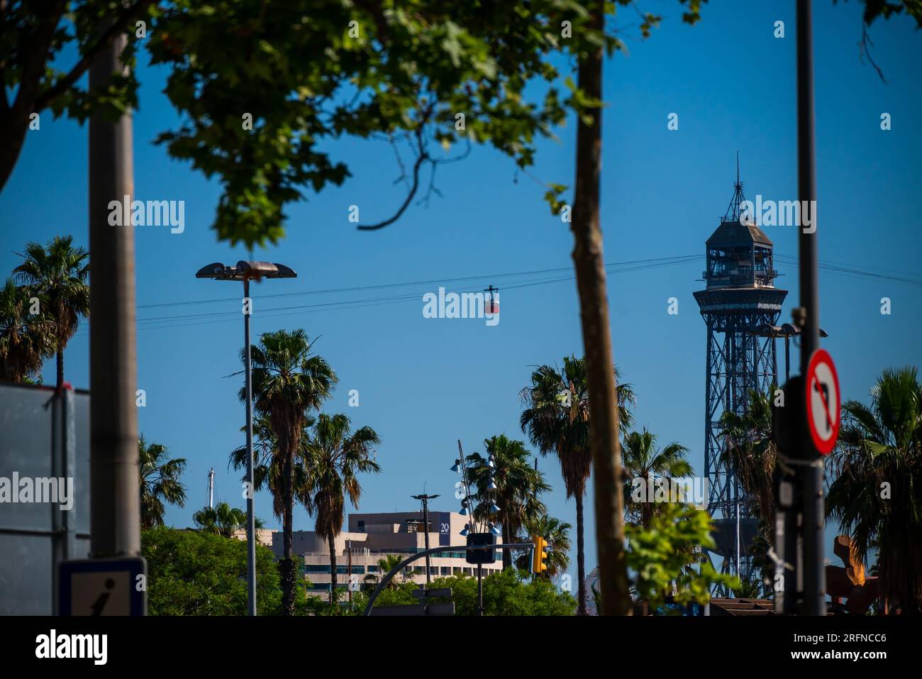 Barcellona, Spagna - maggio 26 2022: Due carrozze rosse fanno un giro in funivia e passano davanti alla torre di Barcellona. Una delle attrazioni turistiche. Foto Stock