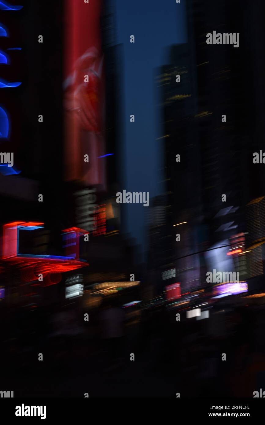 Una vista verticale sfocata di 42 Street a New York City, New York. Foto Stock