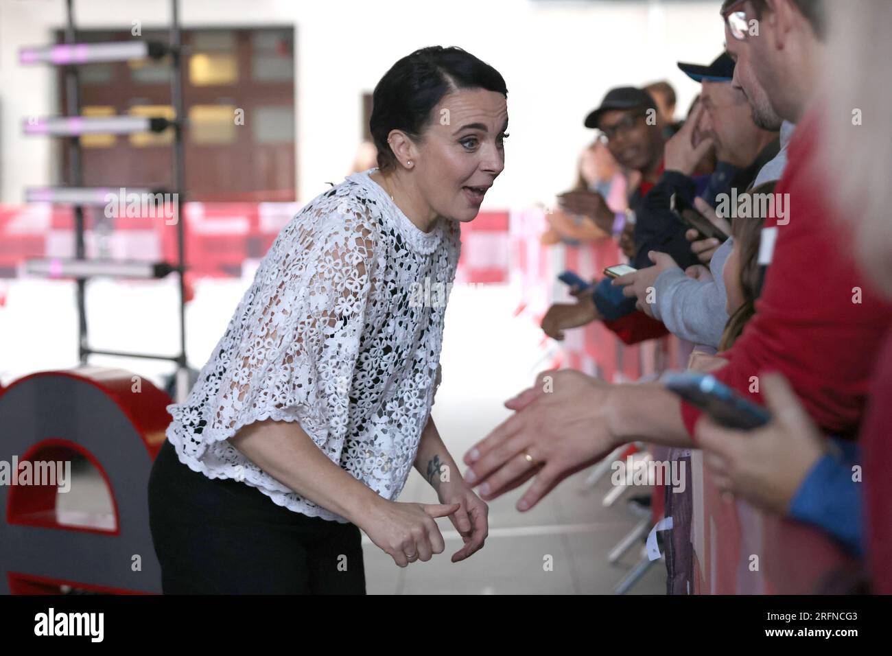 Amanda Abbington lascia la BBC Broadcasting House a Londra dopo essere apparsa al One Show dove lei e altri due concorrenti sono stati annunciati per la prossima serie di Strictly come Dancing. Foto Stock