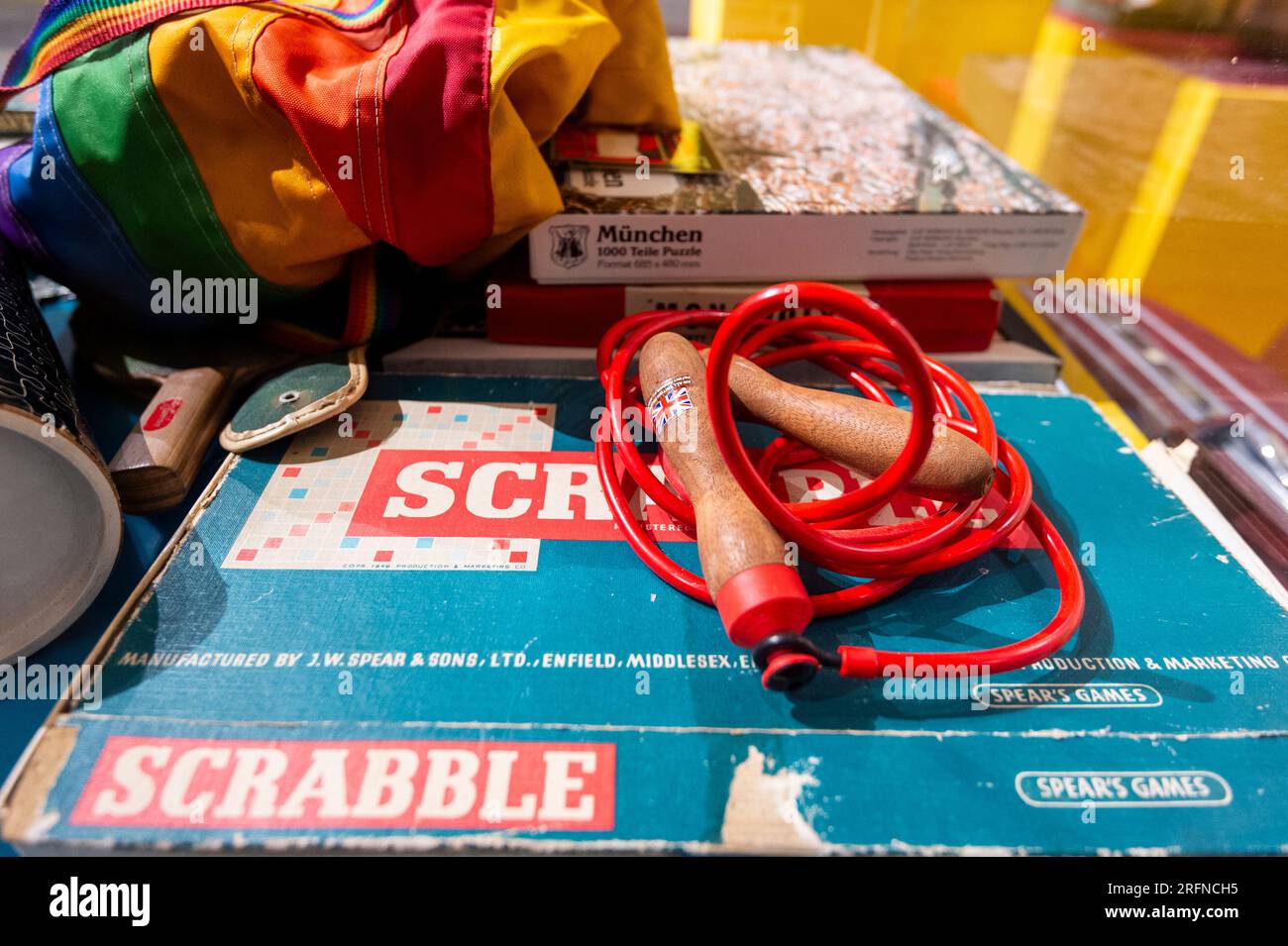 Londra, Regno Unito. 4 agosto 2023. Una raccolta di giochi e puzzle tra cui Scrabble Set e Skipping Rope (stimato £300-500) il giorno di apertura di una mostra pubblica di un mese "Freddie Mercury: A World of His Own" a Sotheby's.. La mostra precede sei aste a settembre presso le gallerie di Sotheby's New Bond Street di una collezione di beni posseduti dal cantante principale della Regina, conservati nella sua casa a Garden Lodge e maturati nel corso di cinquant'anni. Crediti: Stephen Chung / Alamy Live News Foto Stock