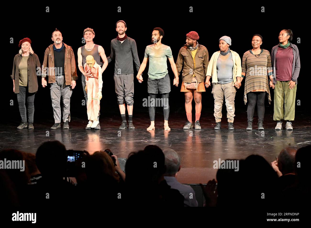 Edimburgo, Scozia, Regno Unito. 2 agosto 2023. Edinburgh Fringe: Il lancio del Gala dell'Assemblea celebra l'apertura del programma 2023 di oltre 180 spettacoli. Mette in evidenza alcune delle produzioni più grandi e migliori. JM Coetzee's Life & Times of Michael K Ensemble si è esibito sul palco. Crediti: Craig Brown/Alamy Live News Foto Stock