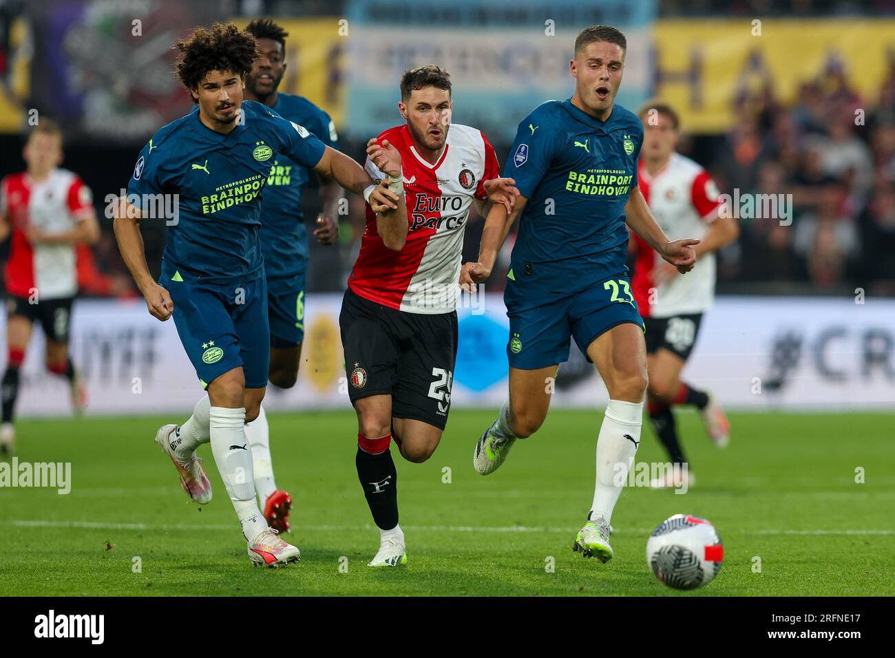 Rotterdam, Paesi Bassi. 4 agosto 2023. ROTTERDAM, PAESI BASSI - 4 AGOSTO: Santiago Gimenez del Feyenoord resta bloccato tra Andre Ramalho del PSV, Joey Veerman del PSV durante il Johan Cruijff Schaal match tra Feyenoord e PSV allo Stadion Feijenoord il 4 agosto 2023 a Rotterdam, Paesi Bassi (foto di Hans van der Valk/Orange Pictures) credito: Orange Pics BV/Alamy Live News Foto Stock