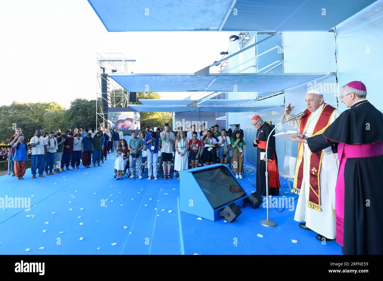 Lisbona, Portogallo. 4 agosto 2023. Portogallo, Lisbona, 2023/8/4.Papa Francesco presiede la cerimonia delle stazioni della Croce con i giovani nel Parco Edoardo VII, a Lisbona, .Fotografia dei MEDIA VATICANI/Catholic Press Photo Credit: Independent Photo Agency/Alamy Live News Foto Stock