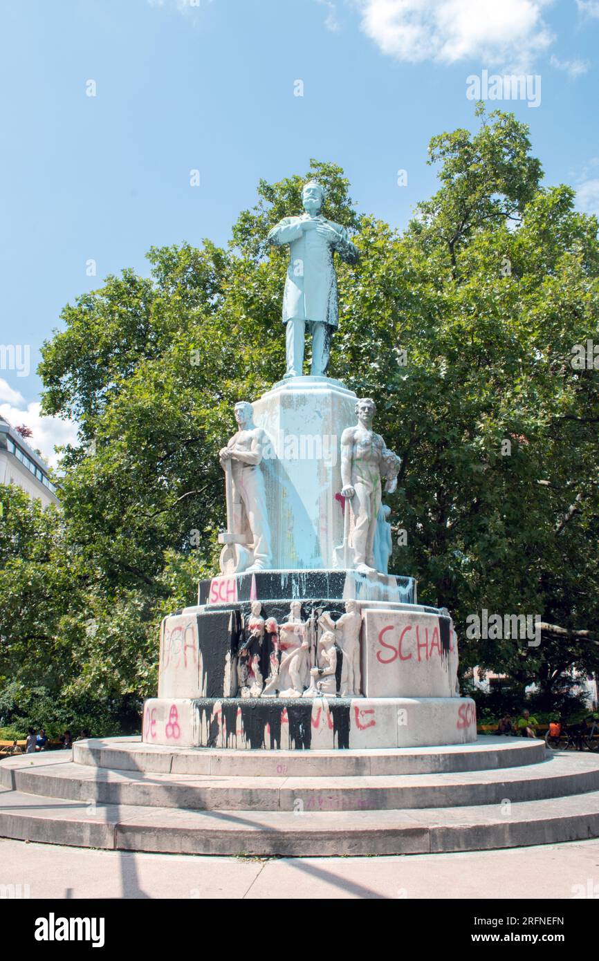 Vienna, Austria. 22 luglio 2023: Monumento Lueger - è un punto di riferimento storico situato nel centro della città. Sfortunatamente, la scultura è completamente soia Foto Stock