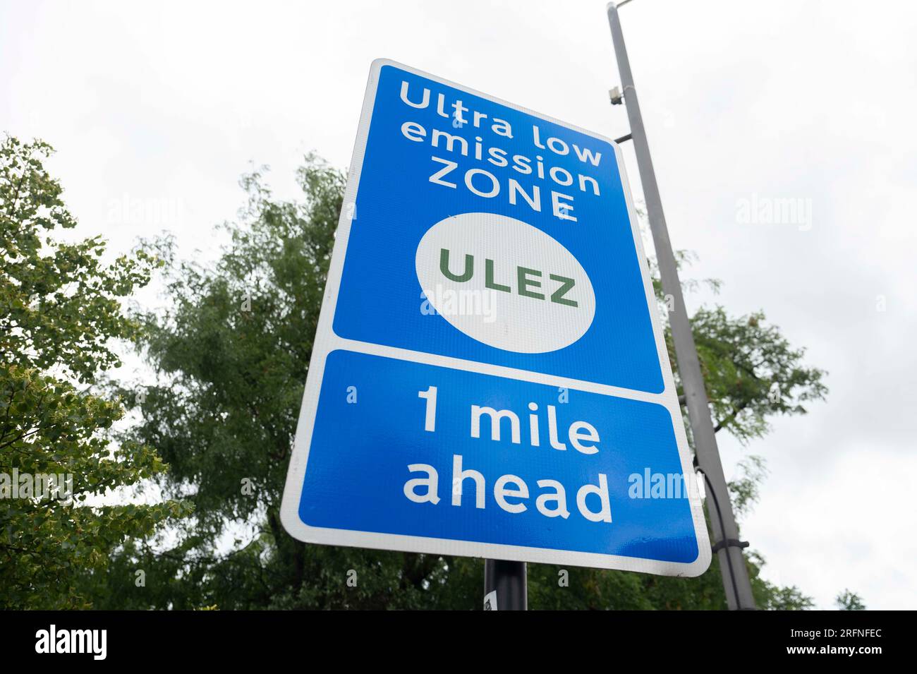 Londra, Inghilterra - 4 agosto 2023: L'insegna Ultra Low Emission zone (ULEZ) su Uxbridge Road a Londra. Foto Stock