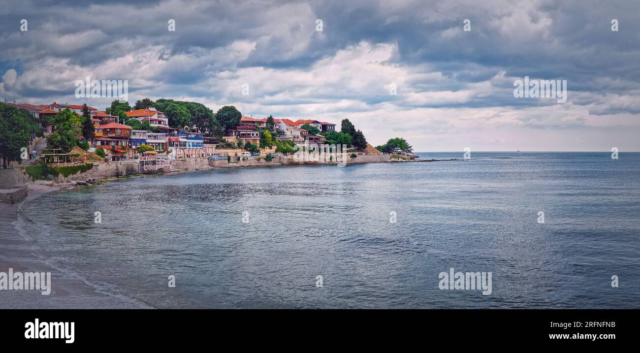 La città vecchia di Nessebar, patrimonio dell'umanità dell'UNESCO sulla costa del Mar Nero, regione di Burgas, Bulgaria. Panorama panoramico con antiche case sul c Foto Stock