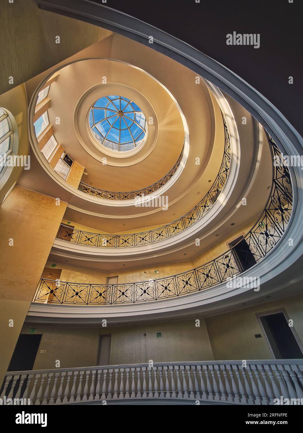 Vista verso l'alto dettagli architettonici interni di una grande sala rotonda con cupola in vetro Foto Stock