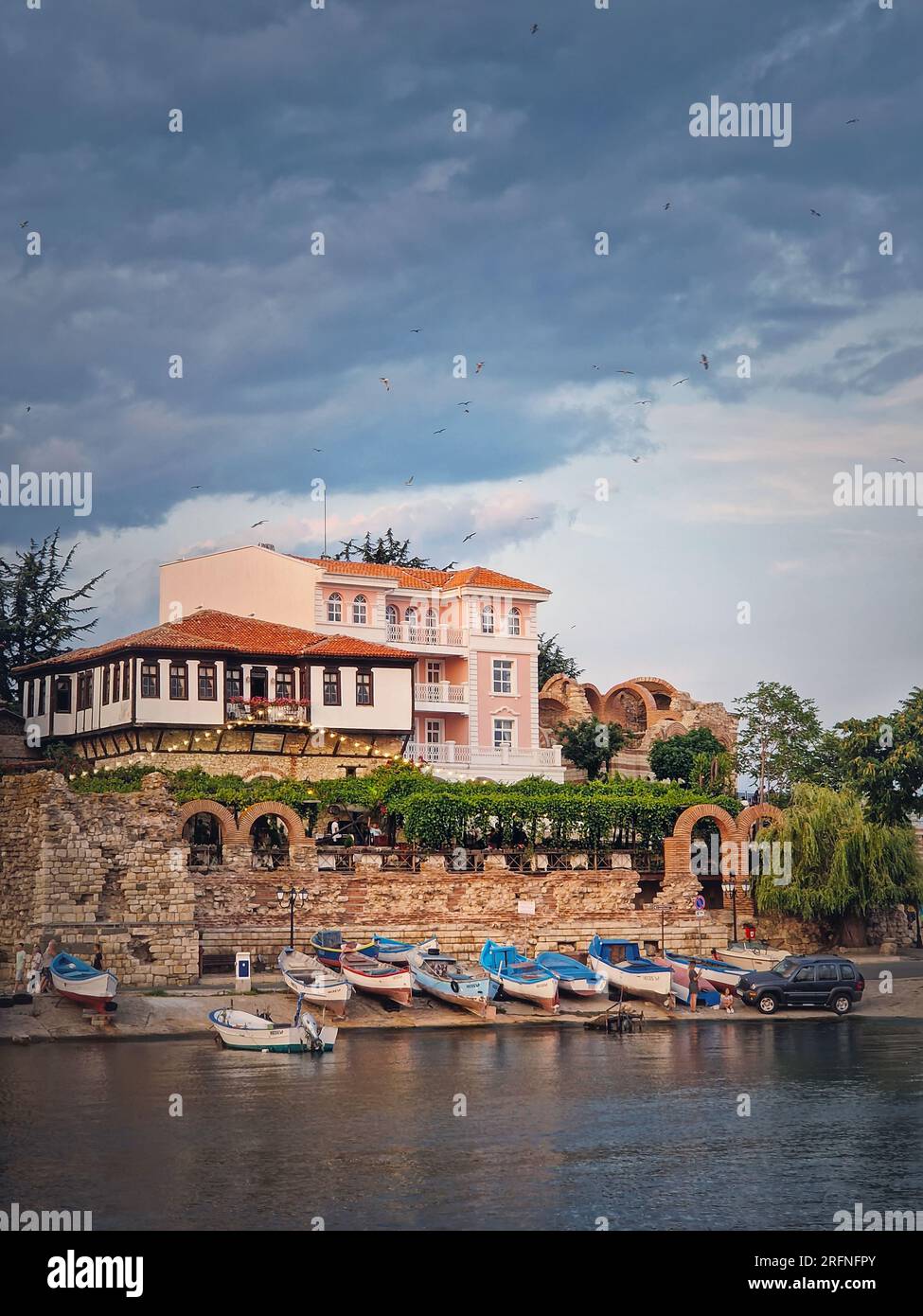 La città vecchia di Nessebar, patrimonio dell'umanità dell'UNESCO sulla costa del Mar Nero, regione di Burgas, Bulgaria. Vista panoramica con un mix di antiche rovine Foto Stock