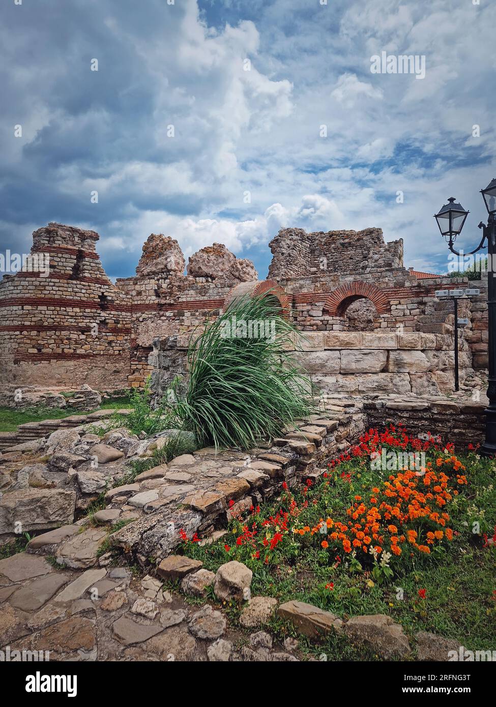 Rovine della fortezza bizantina dell'antico insediamento Tracico Mesembria. La città vecchia di Nessebar sulla costa del Mar Nero, patrimonio dell'umanità dell'UNESCO, Burgas Foto Stock