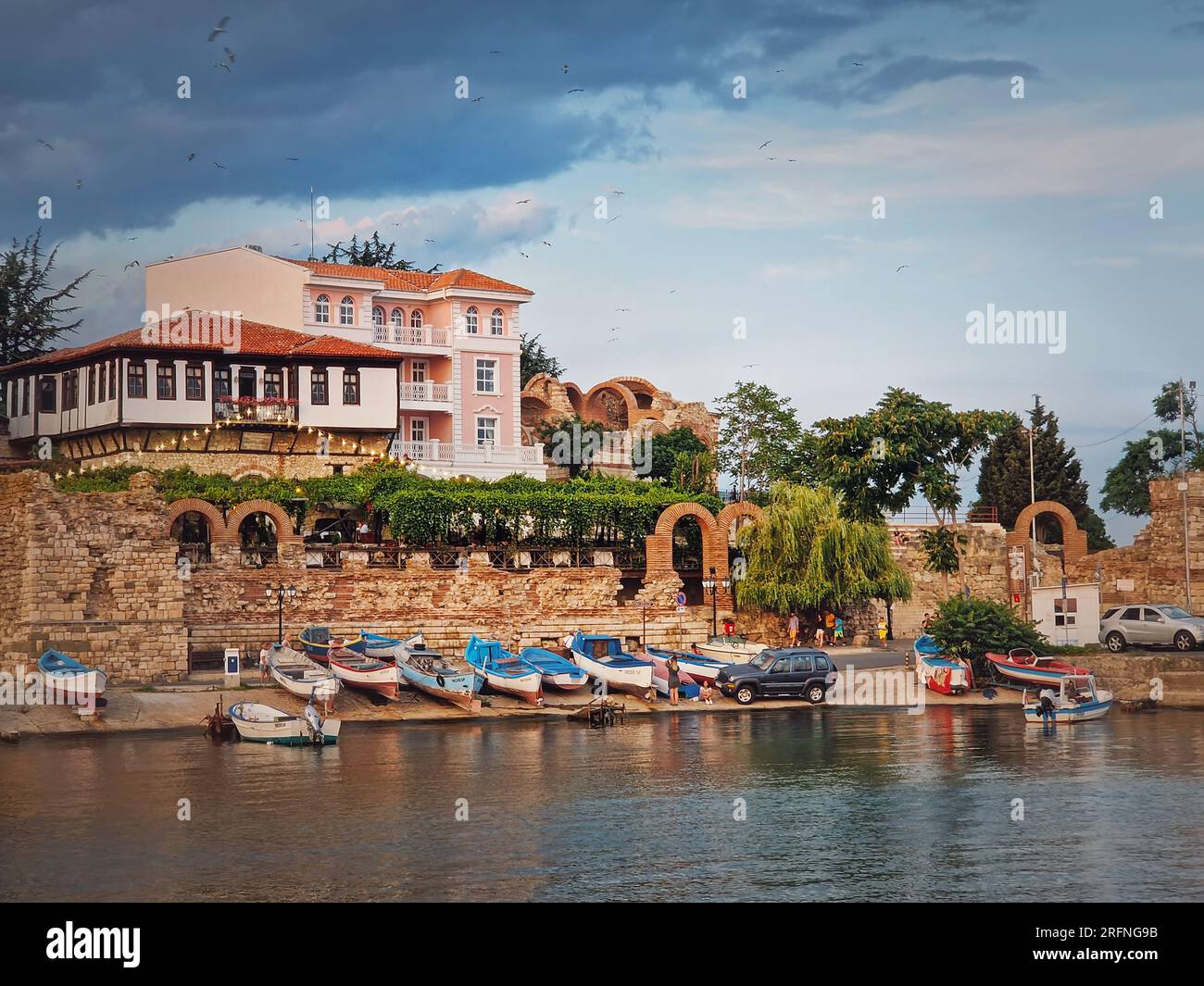 La città vecchia di Nessebar, patrimonio dell'umanità dell'UNESCO sulla costa del Mar Nero, regione di Burgas, Bulgaria. Vista panoramica con un mix di antiche rovine Foto Stock