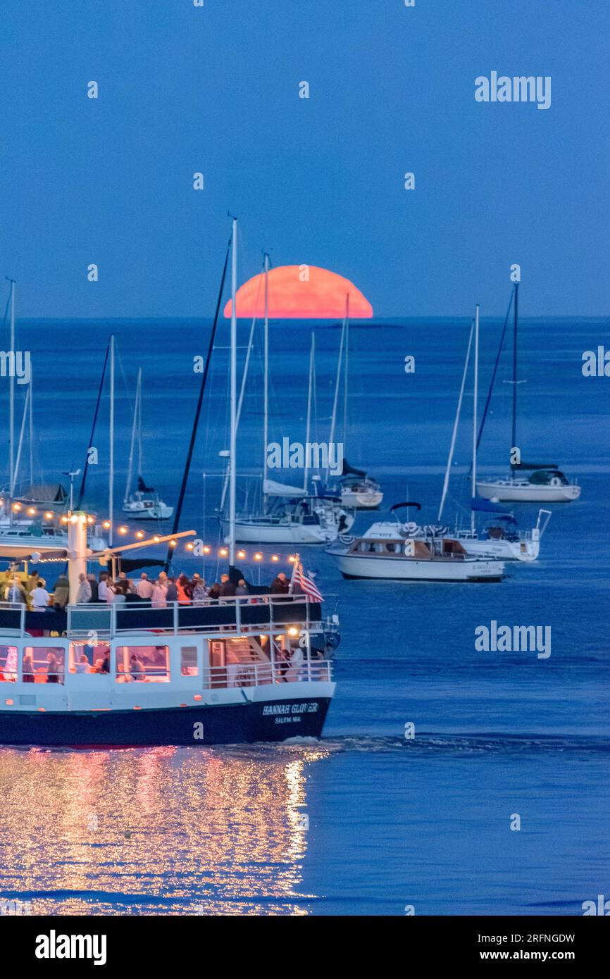 Full Sturgeon Super Moon e Hannah Glover Foto Stock