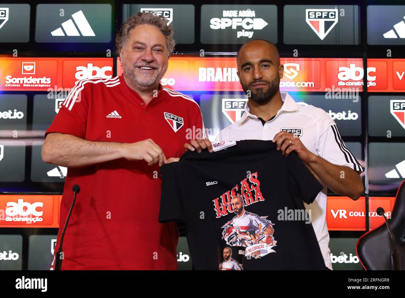 Presentazione del nuovo rinforzo di São Paolo, Lucas Moura, con la presenza del presidente del club Julio Casares in CT da barra Funda, zona ovest di São Paolo, questo venerdì, il 4. Credito: Brazil Photo Press/Alamy Live News Foto Stock