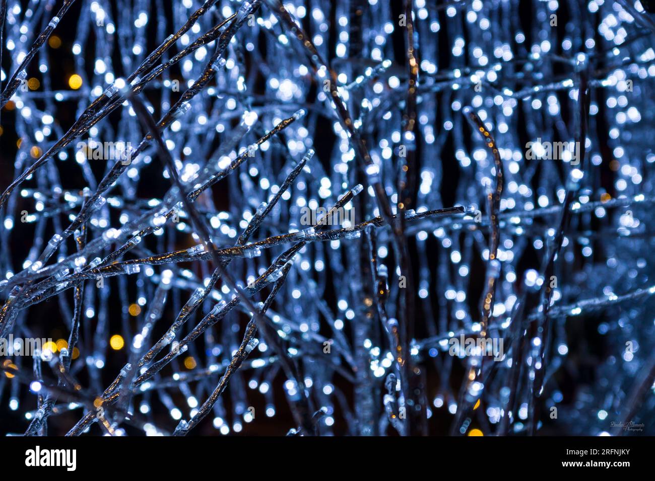 Una foto astratta di alcune decorazioni con luci di Natale blu. Questa era una cornice di alberi e pupazzi di neve. Foto Stock
