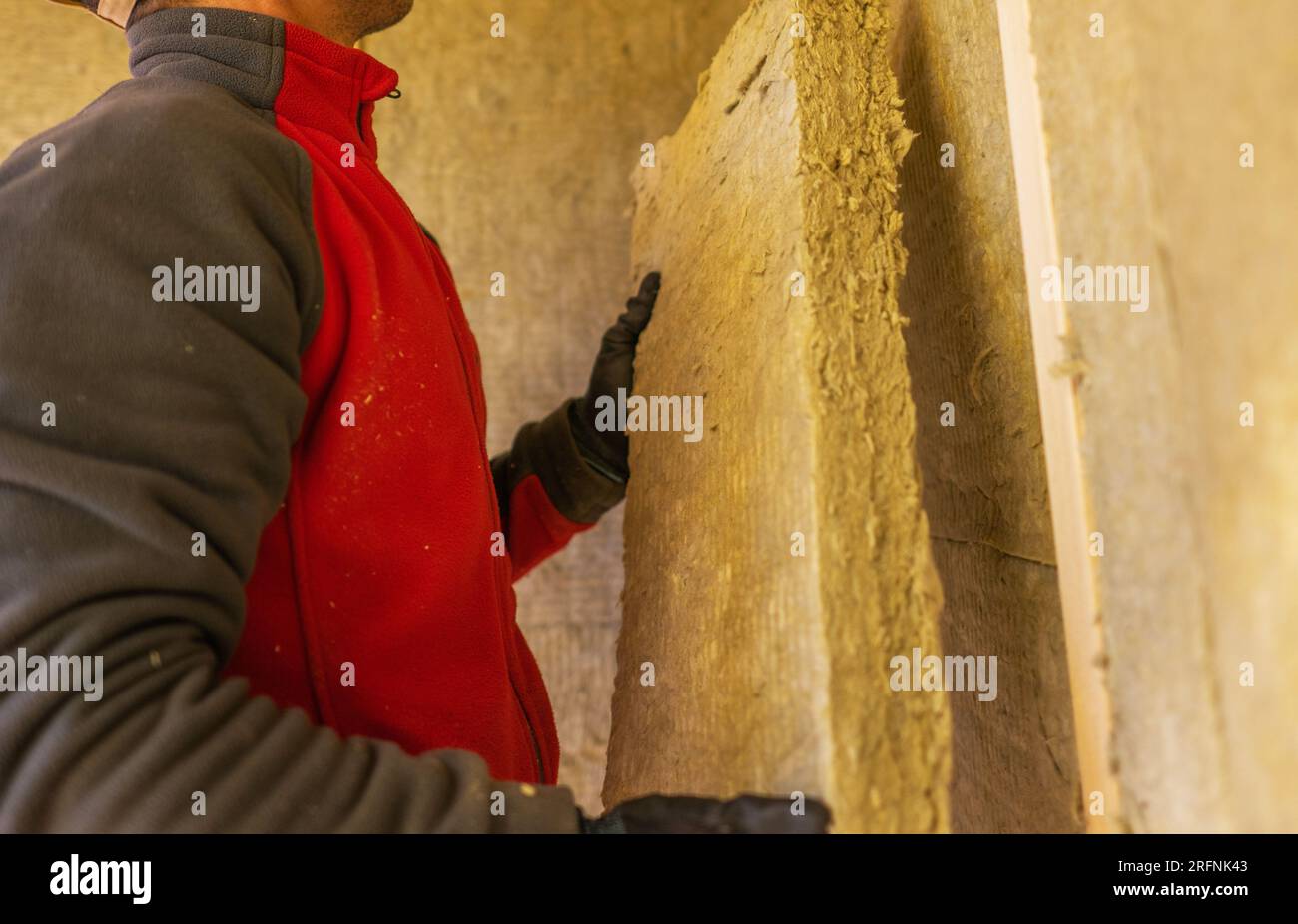 Installazione in lana minerale all'interno di una struttura in legno di recente costruzione Foto Stock