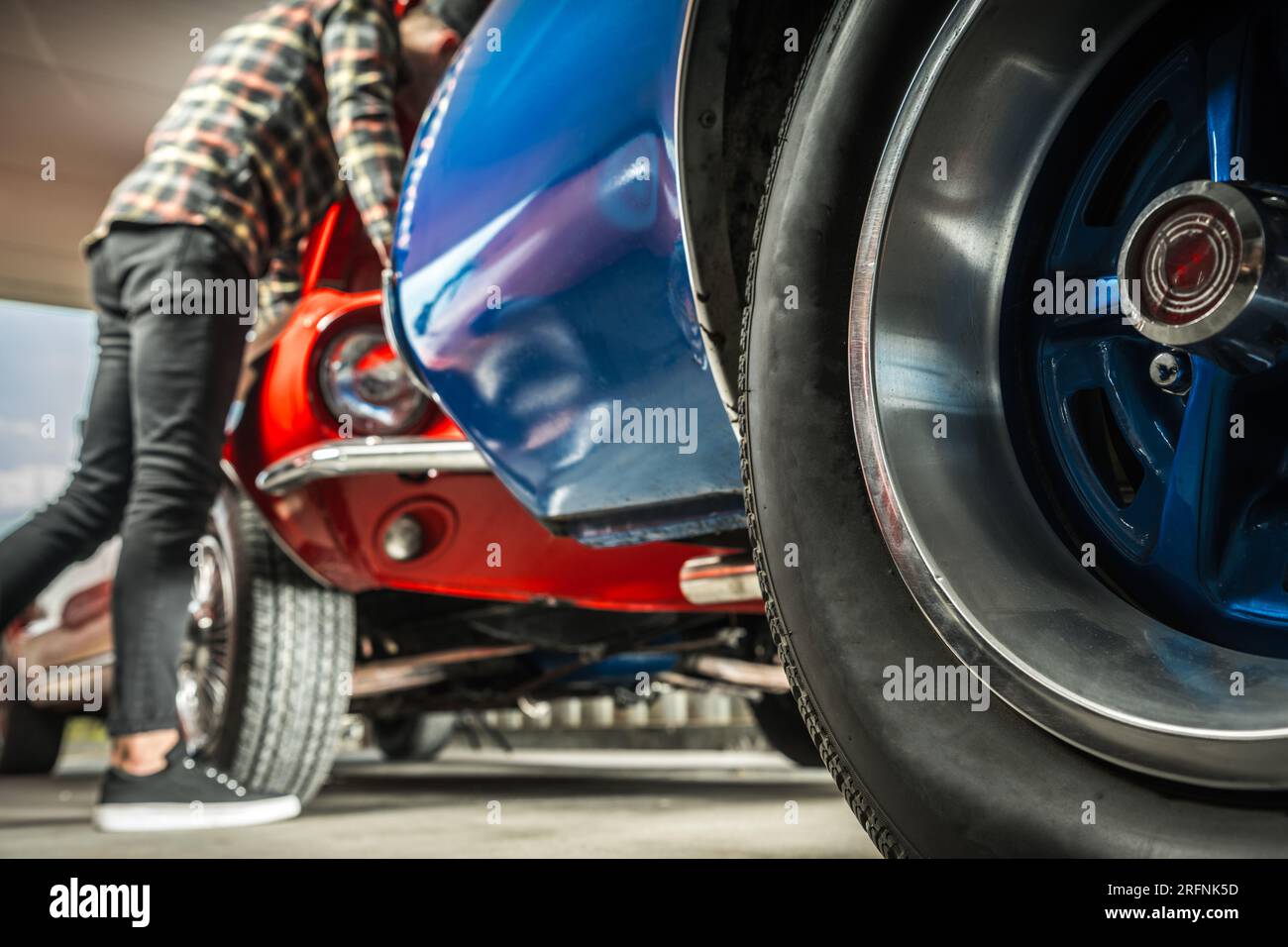 Caucasian Classic Cars Restoration Mechanic Examinate Vehicle for sale Foto Stock