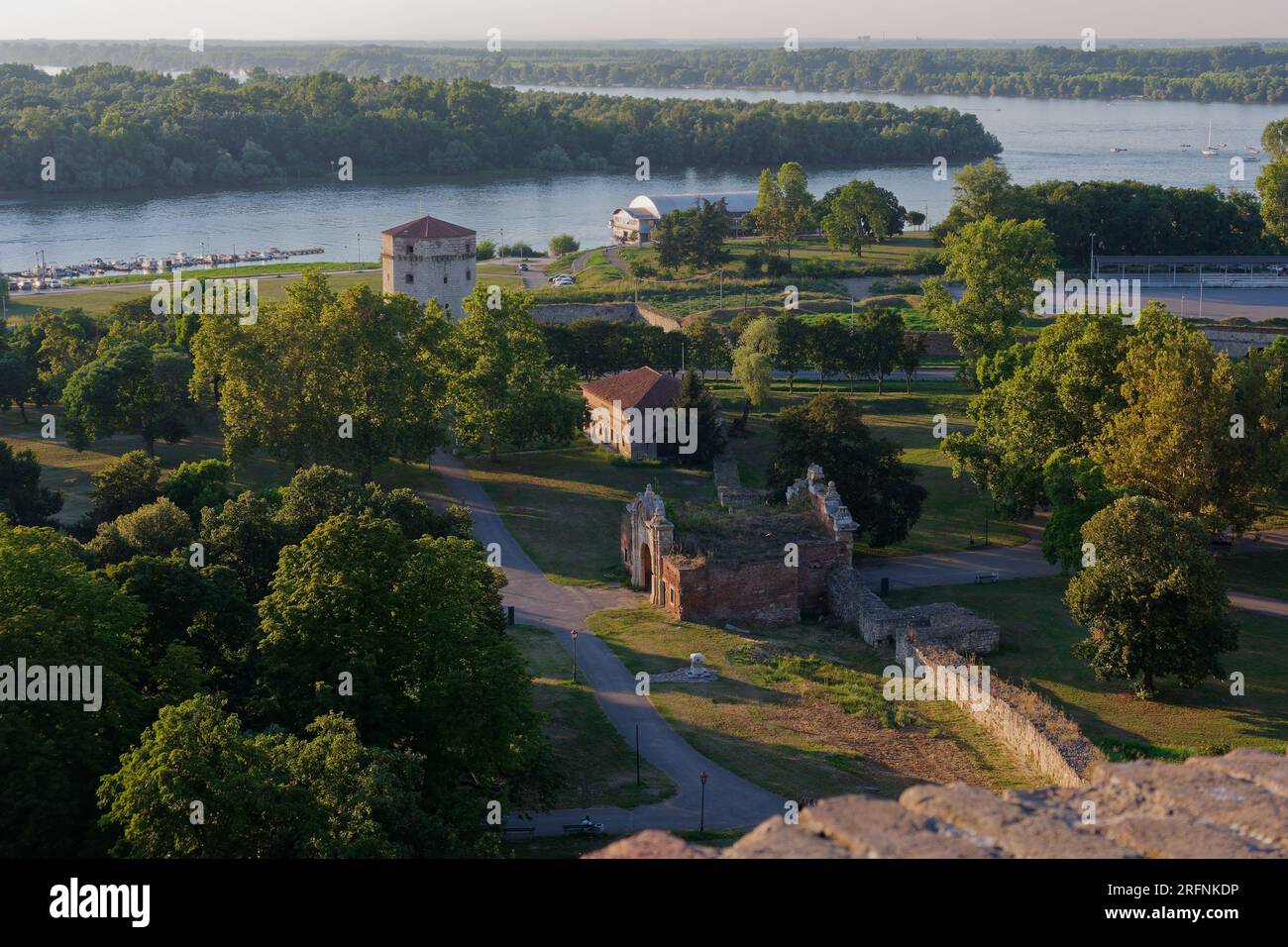 Vista dal Parco Kalemegdan sulla confluenza dei fiumi Sava e Danubio in una serata estiva a Belgrado, capitale della Serbia. 4 agosto 2023, Foto Stock