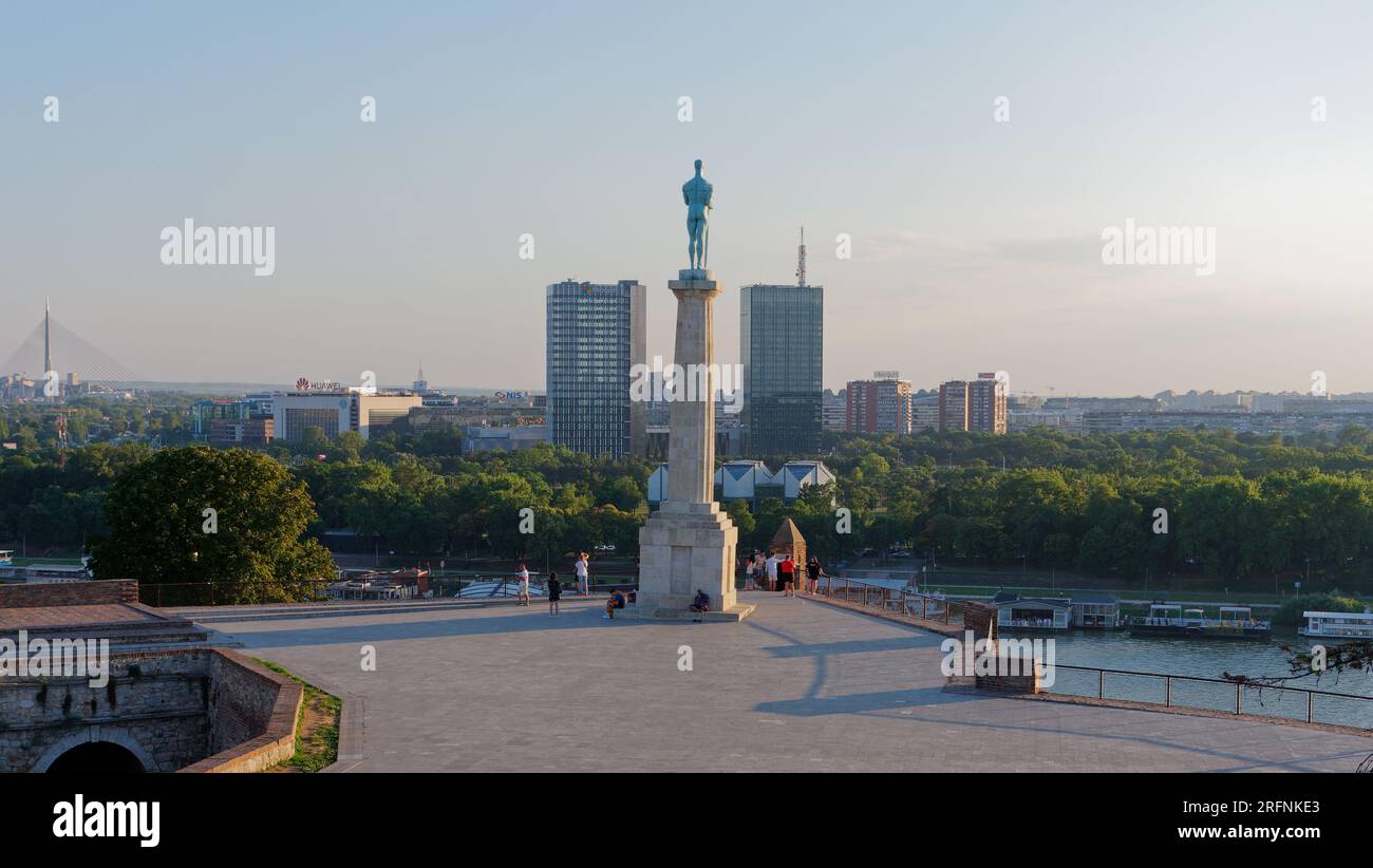 Il monumento Victor nel Parco Kalemegdan/Fortezza di Belgrado che si affaccia sul fiume Sava la sera estiva a Belgrado, capitale della Serbia. 4 agosto 2023, Foto Stock