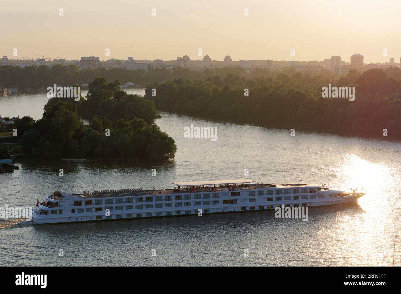 Grande imbarcazione passeggeri sul Danubio in una serata estiva a Belgrado, capitale della Serbia. 4 agosto 2023, Foto Stock