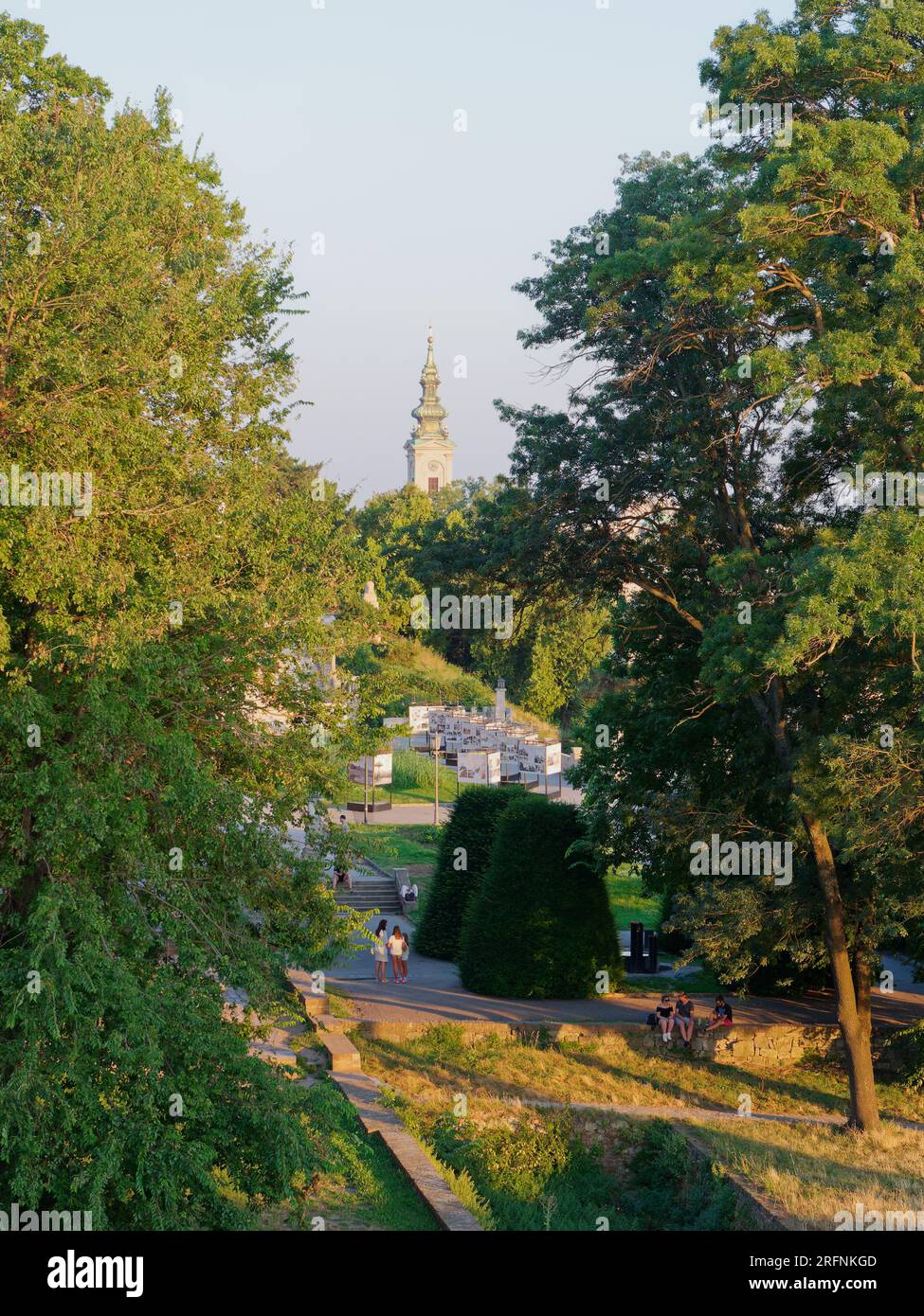 Kalemegdan Park/Fortezza di Belgrado con St Cattedrale di Michele alle spalle la sera estiva a Belgrado, capitale della Serbia. 4 agosto 2023, Foto Stock