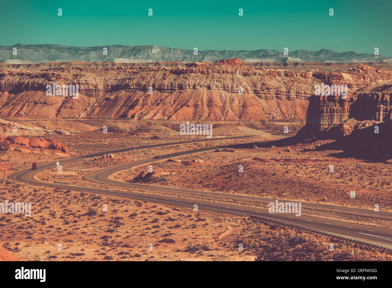 American Interstate 70 che attraversa il paesaggio panoramico dello Utah. Eroded Sandstones Geology. Foto Stock