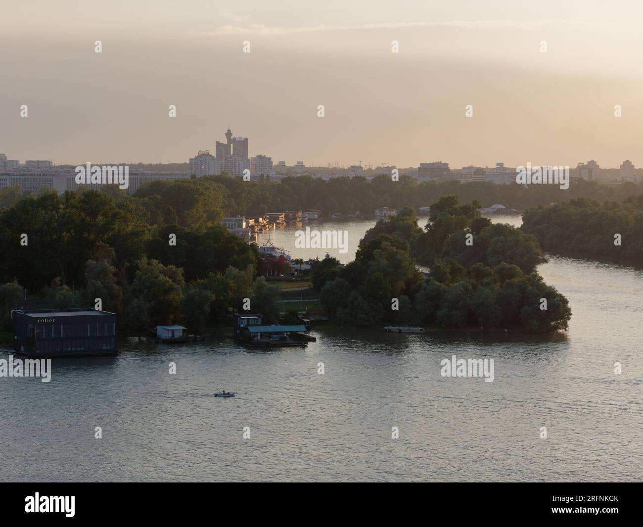 Fiume Danubio in una serata estiva a Belgrado, capitale della Serbia. 4 agosto 2023, Foto Stock