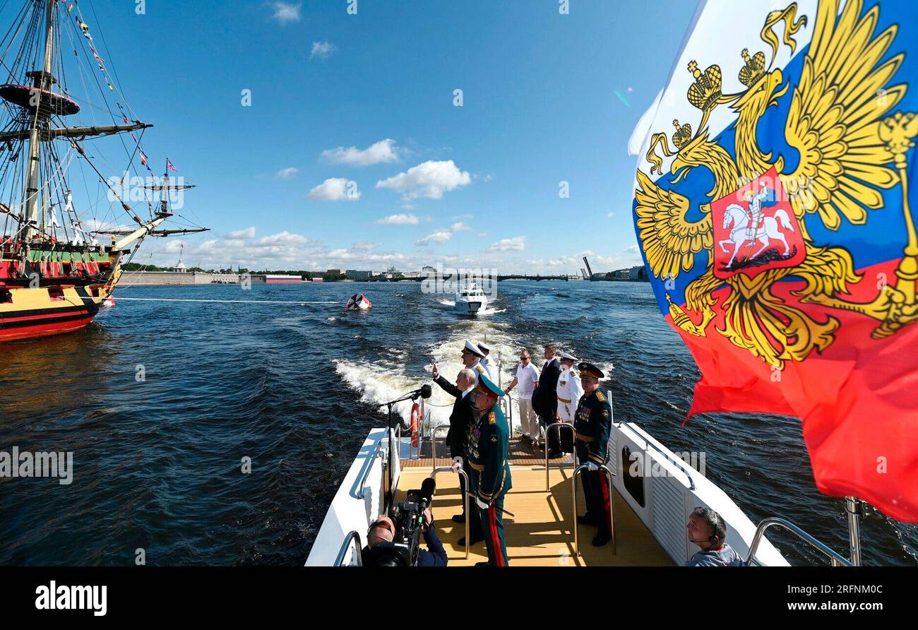 Vladimir PUTIN (Presidente della Russia) e il ministro della difesa Sergei SHOIGU alla Parata navale di San Pietroburgo e Kronstadt il 30 luglio 2023. Foto: Il Cremlino Mosca via Foto Stock