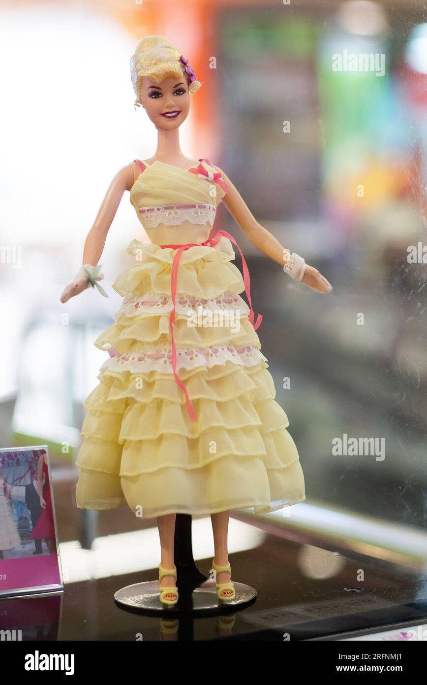 Una bambola Barbie è esposta alla mostra "Barbie Film and Fashion", più di 200 bambole Barbie, in omaggio allo spettacolo e alla moda, ad agosto Foto Stock
