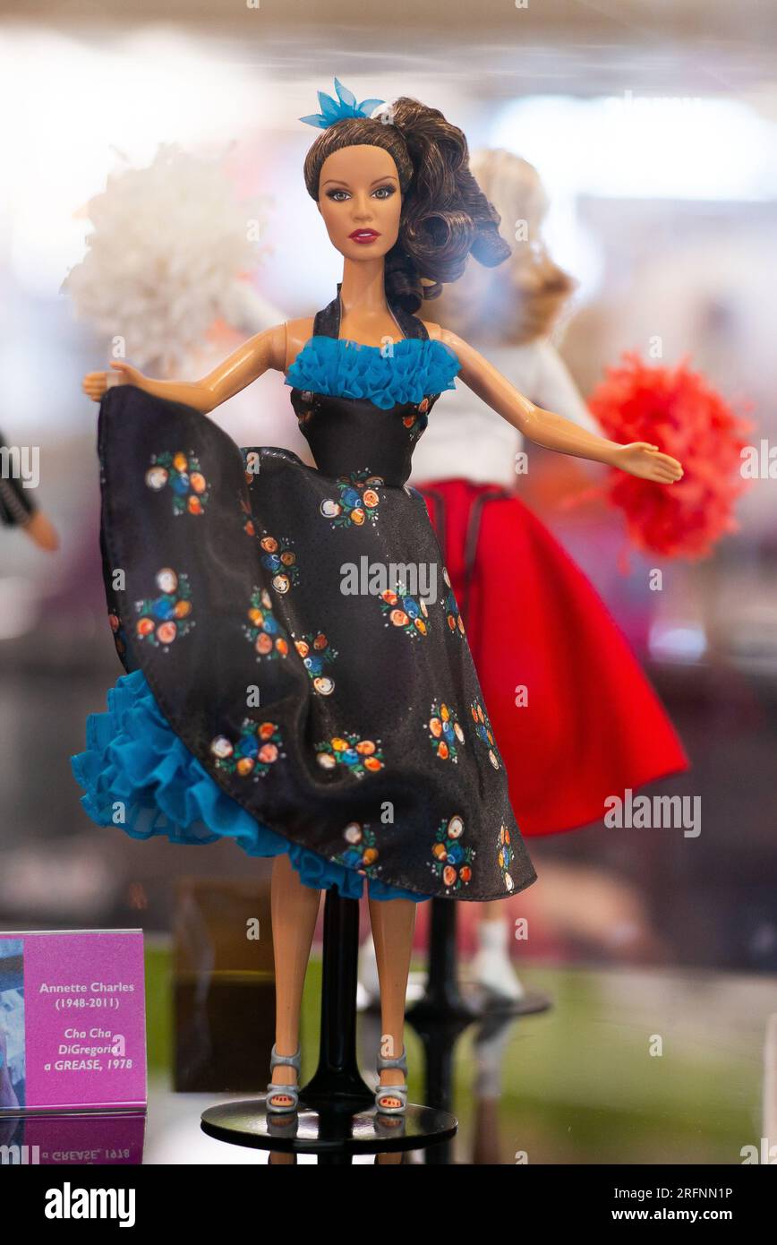 Una bambola Barbie è esposta alla mostra "Barbie Film and Fashion", più di 200 bambole Barbie, in omaggio allo spettacolo e alla moda, ad agosto Foto Stock