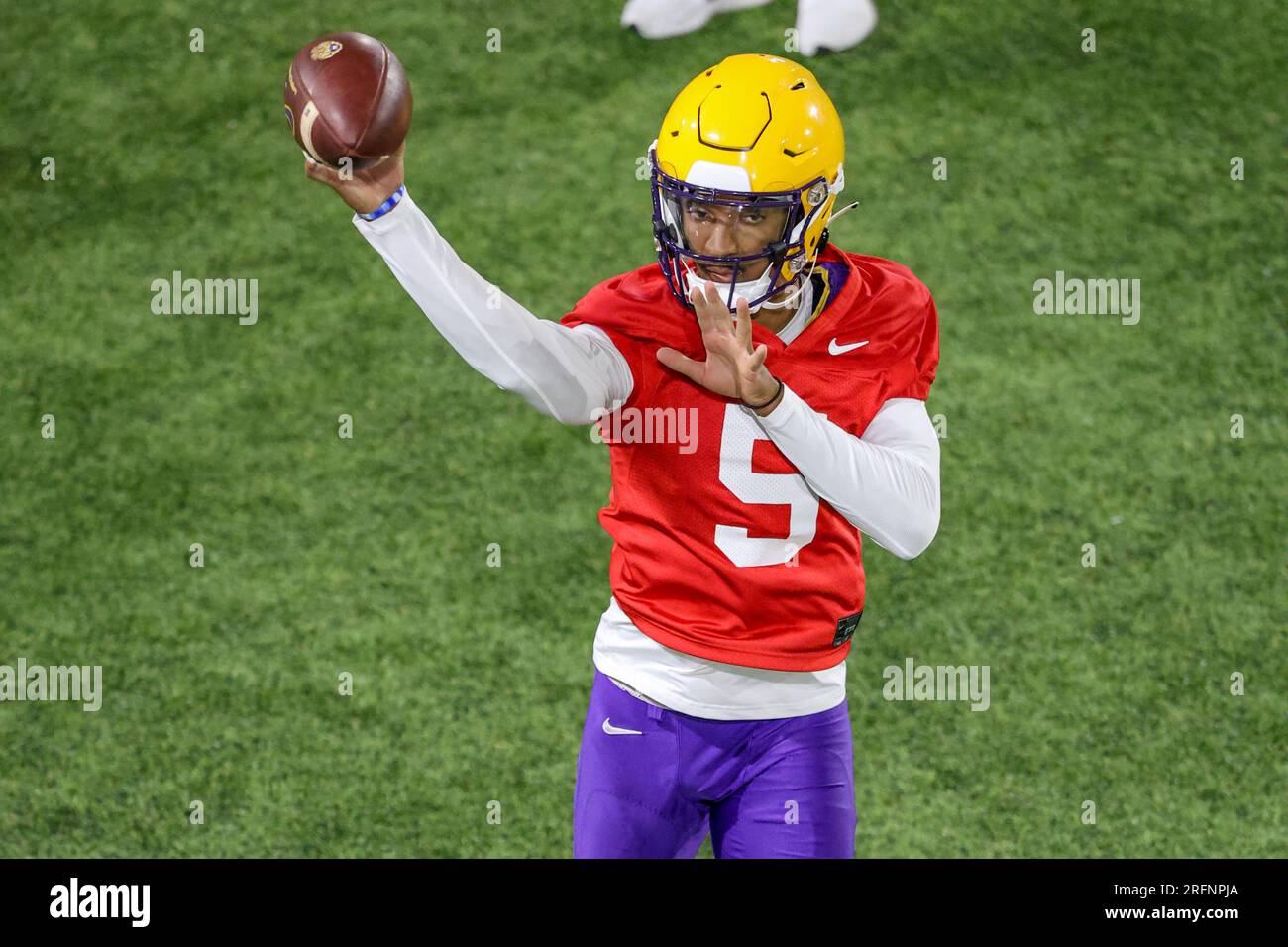 4 agosto 2023: Il quarterback della LSU Jayden Daniels (5) cerca di lanciare un passaggio durante la prima settimana di campo di calcio autunnale presso il LSU Charles McClendon Practice Facility a Baton Rouge, LOUISIANA. Jonathan Mailhes/CSM Credit: Cal Sport Media/Alamy Live News Foto Stock