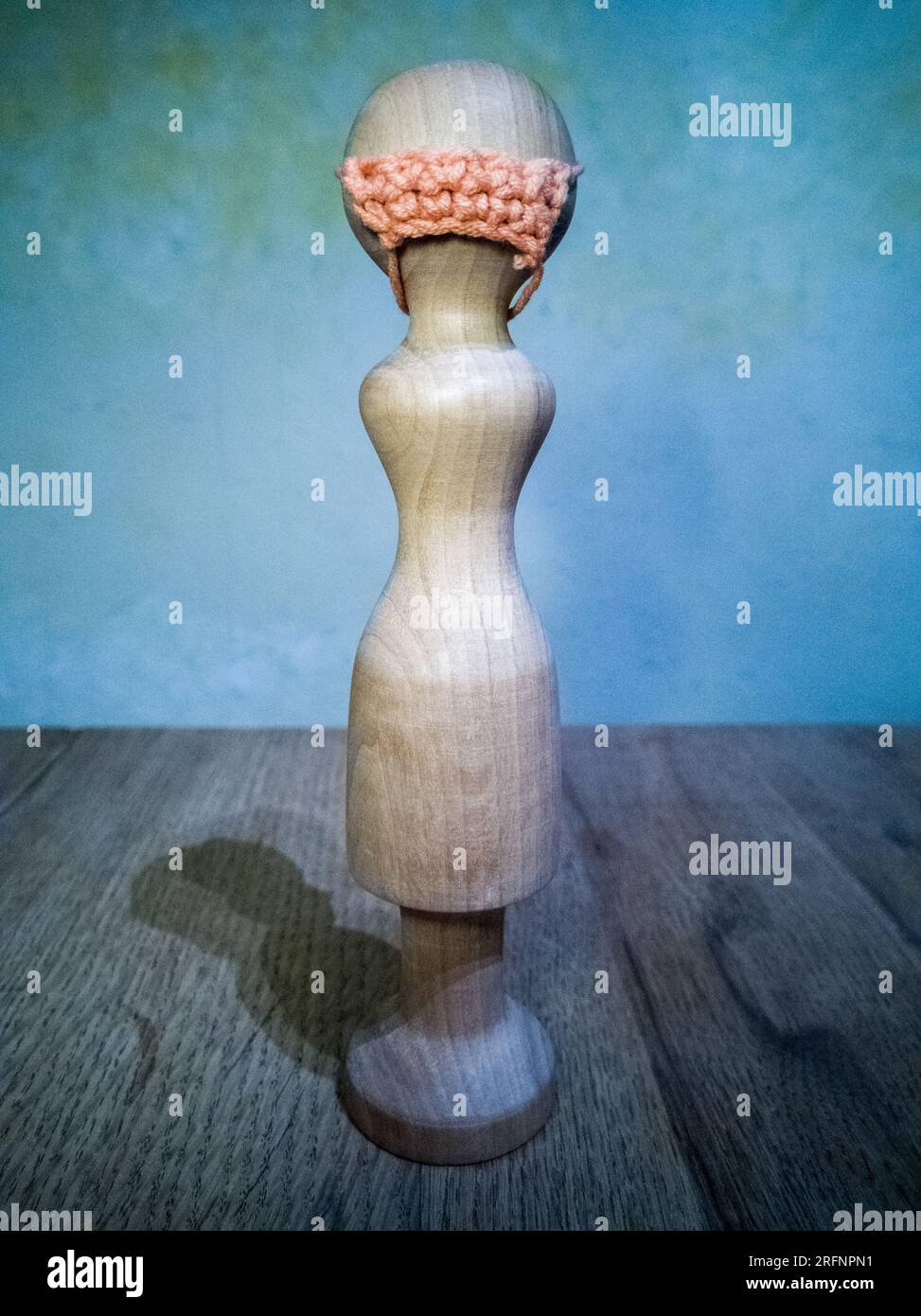 Cambiamenti climatici in Europa con bambola di legno Foto Stock