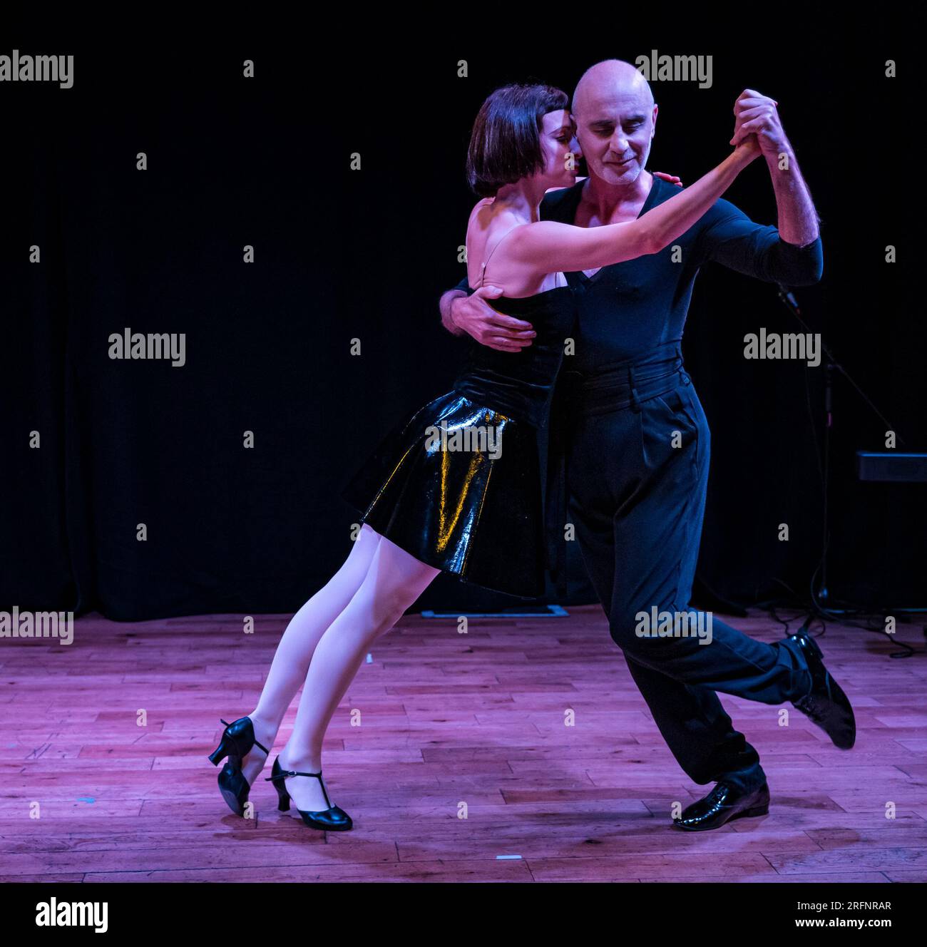 Edimburgo, Scozia, Regno Unito, 4 agosto 2023. Lancio di Edinburgh Festival Fringe the Space. Nella foto: Los Guardiola - The Comedy of Tango, un duo balla un tango. Crediti: Sally Anderson/Alamy Live News Foto Stock