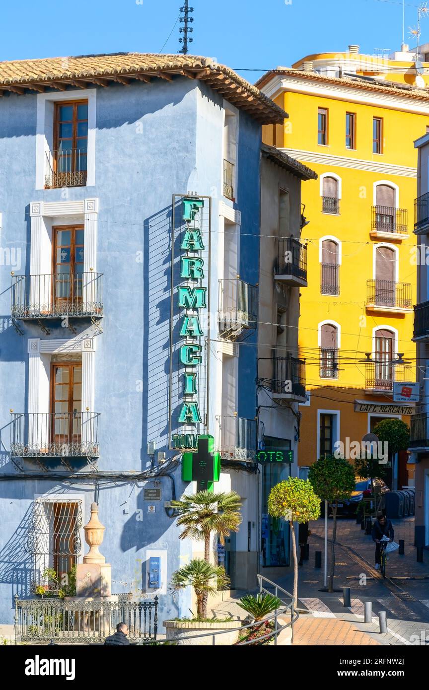 Villajoyosa, Spagna, facciata in stile coloniale con un cartello che legge la farmacia nell'angolo. Foto Stock