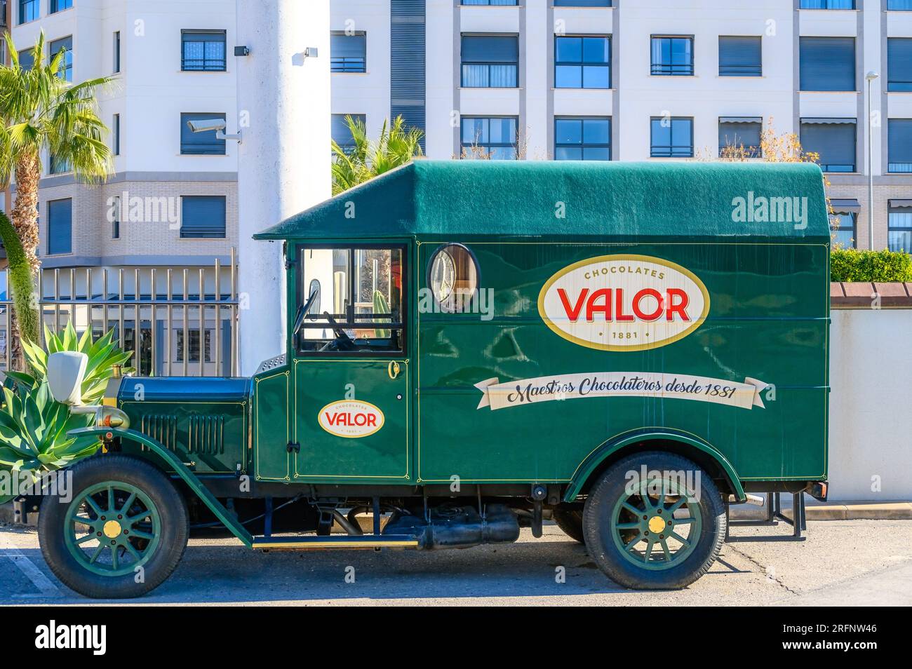Villajoyosa, Spagna, vecchio camion verde con il logo dei cioccolatini Valor. L'auto d'epoca è parcheggiata fuori dalla fabbrica della famosa crusca alimentare Foto Stock