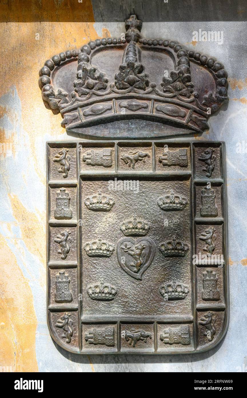 Murcia, Spagna, vecchio stemma con la forma di una corona reale alla base del monumento a re Alfonso X il saggio Foto Stock