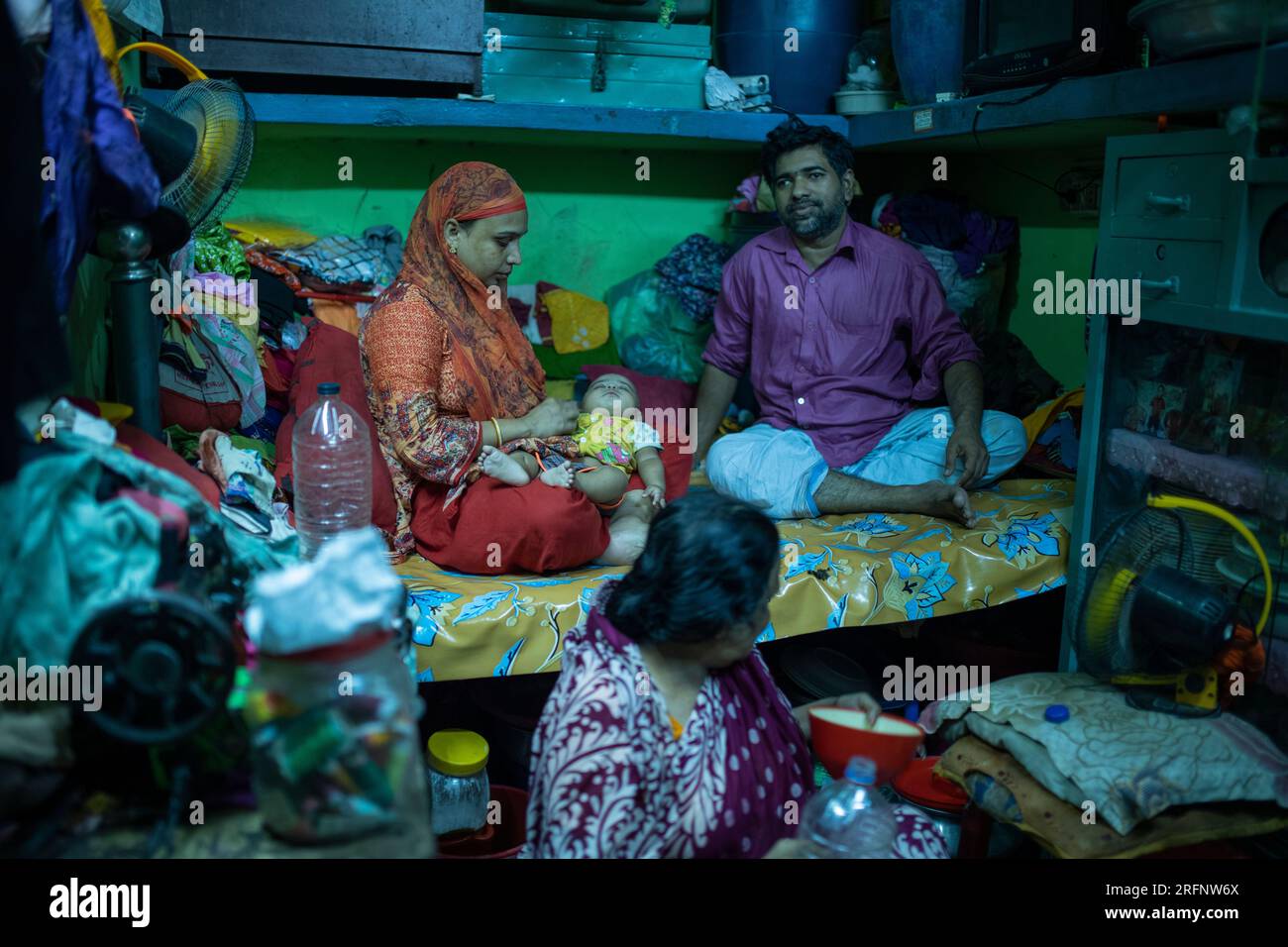 Una stretta stanza all'interno del campo di soccorso pakistano a Mohammadpur di Dacca è popolarmente conosciuta come il "campo di Ginevra", dove vive una famiglia. La 'Str Foto Stock