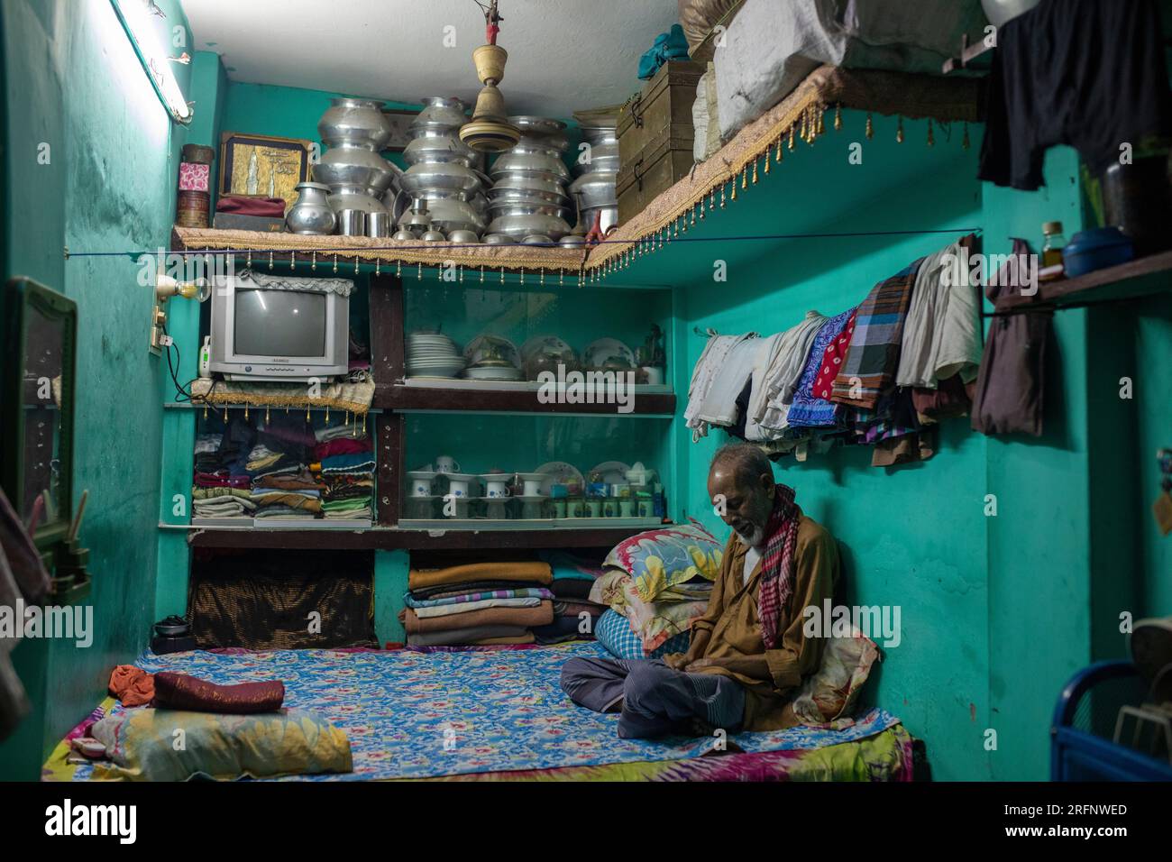 Una stretta stanza all'interno del campo di soccorso pakistano a Mohammadpur di Dacca è popolarmente conosciuta come il "campo di Ginevra", dove vive una famiglia. La 'Str Foto Stock
