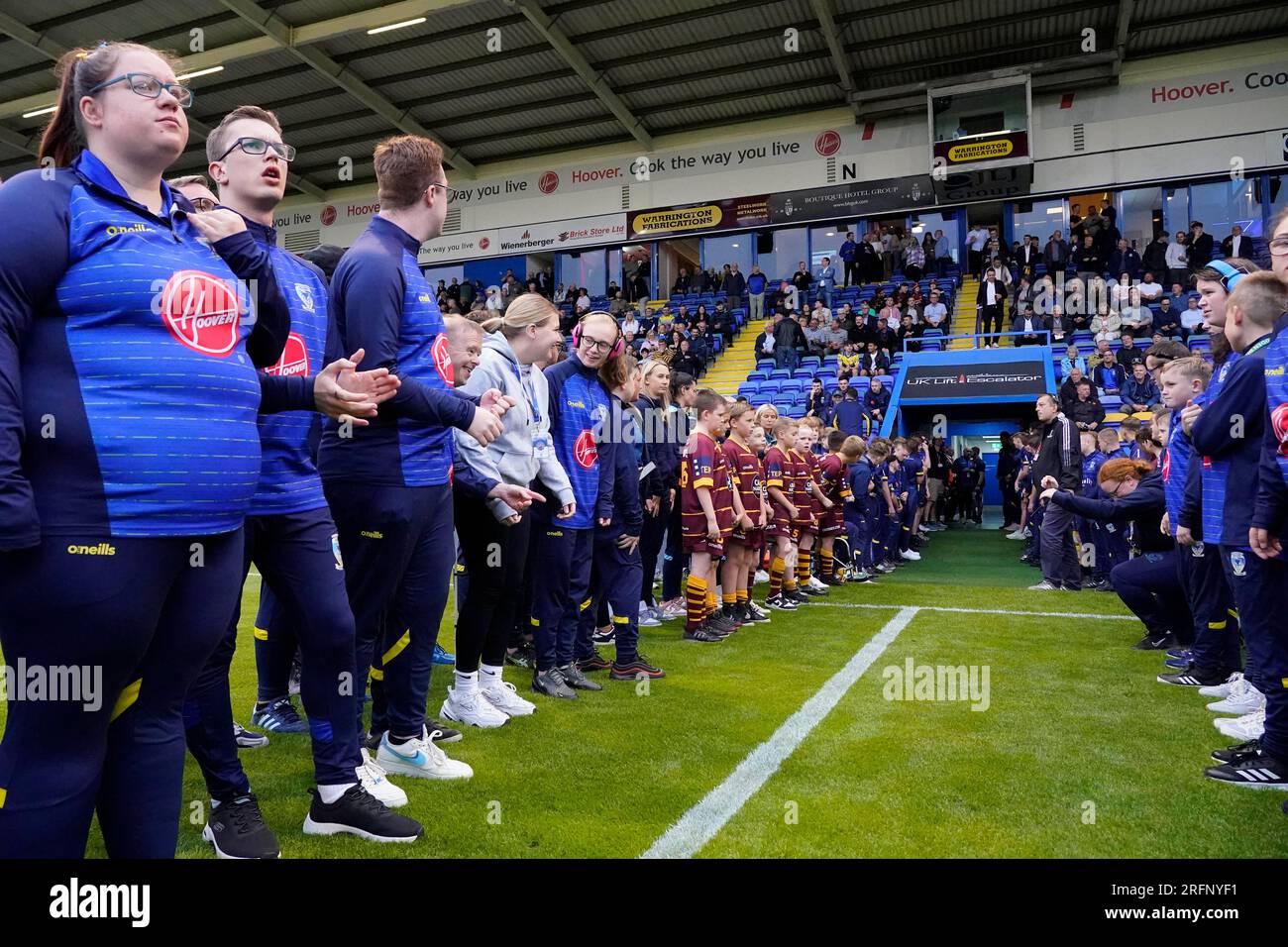 Warrington, Regno Unito. 4 agosto 2023. I membri della Warrington Wolves Academy, Women's, Wheelchair e PDRL schierano per dare il benvenuto ai giocatori sul campo prima della partita Betfred Super League Round 21 Warrington Wolves vs Catalans Dragons all'Halliwell Jones Stadium, Warrington, Regno Unito, 4 agosto 2023 (foto di Steve Flynn/News Images) a Warrington, Regno Unito il 8/4/2023. (Foto di Steve Flynn/News Images/Sipa USA) credito: SIPA USA/Alamy Live News Foto Stock