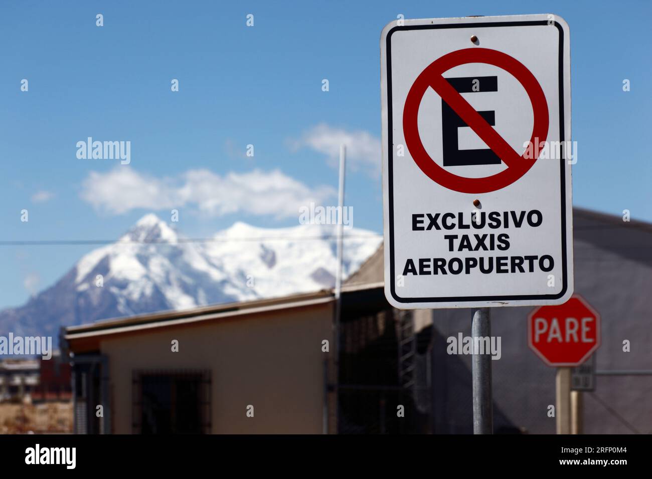 Non c'è parcheggio, c'è solo un cartello taxi ufficiale per l'aeroporto LPB la Paz / El alto, dietro il monte Illimani, indicazioni per El alto, Bolivia Foto Stock
